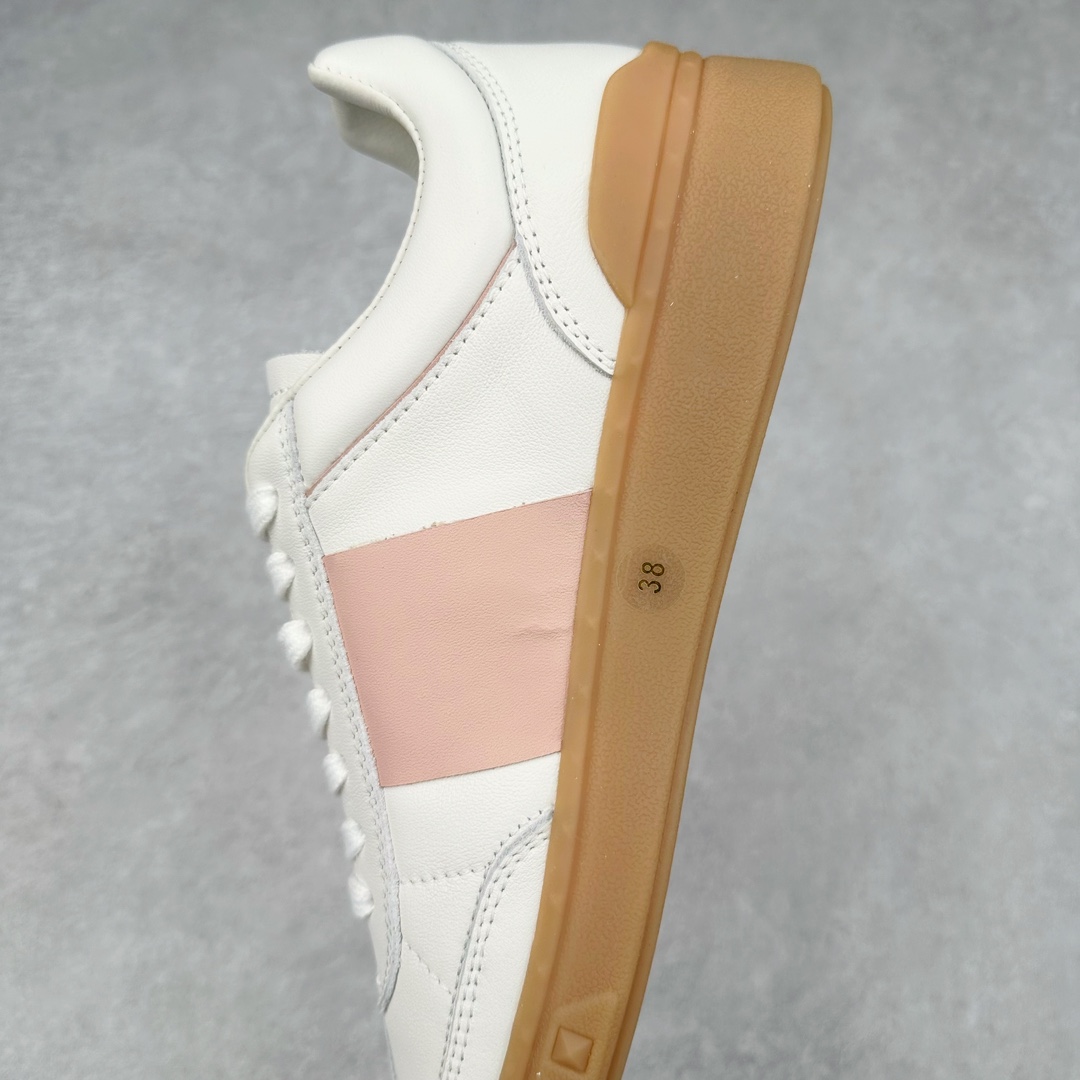 图片[7]-Valentino 华伦天奴 新款休闲鞋2024最新款 走秀情侣爆款 休闲鞋 Elsa Hosk张艺兴 关晓彤等众多明星同款 🔥 pink pp系列芭比粉被eanor Hosk 穿出了不一样的随性和时髦 阿那亚大秀可谓是刷爆了时尚圈！鞋面全油边 面料：定制牛皮+冲孔工艺，独家开模TPU大底 全套包装 尺码：35 36 37 38 39 40 41 42 43 44 45-选品中心