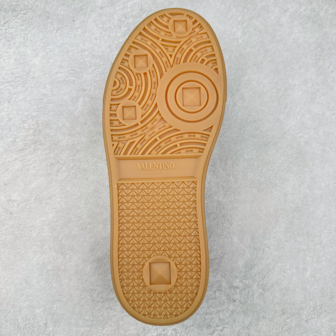 图片[9]-Valentino 华伦天奴 新款休闲鞋2024最新款 走秀情侣爆款 休闲鞋 Elsa Hosk张艺兴 关晓彤等众多明星同款 🔥 pink pp系列芭比粉被eanor Hosk 穿出了不一样的随性和时髦 阿那亚大秀可谓是刷爆了时尚圈！鞋面全油边 面料：定制牛皮+冲孔工艺，独家开模TPU大底 全套包装 尺码：35 36 37 38 39 40 41 42 43 44 45-选品中心