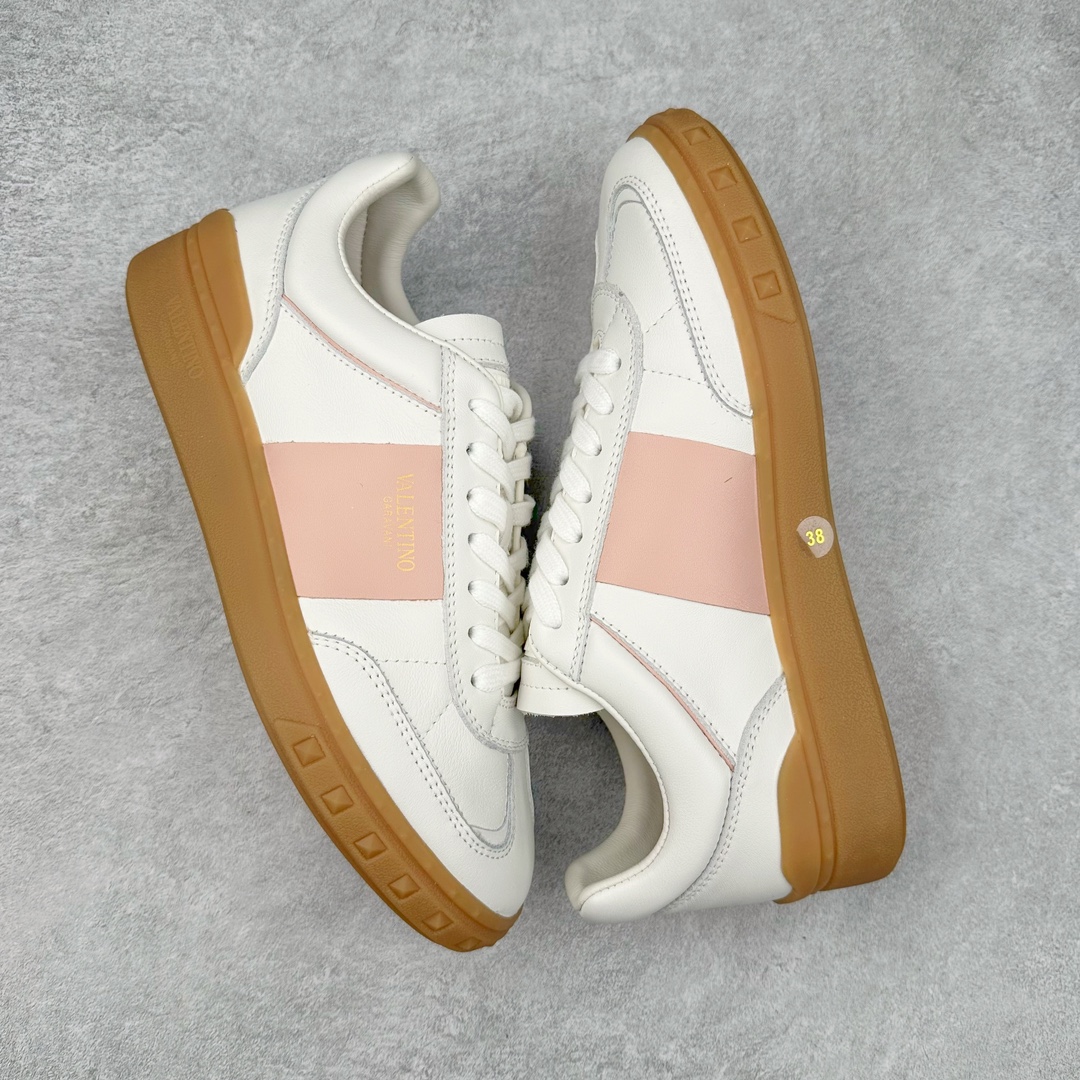 图片[3]-Valentino 华伦天奴 新款休闲鞋2024最新款 走秀情侣爆款 休闲鞋 Elsa Hosk张艺兴 关晓彤等众多明星同款 🔥 pink pp系列芭比粉被eanor Hosk 穿出了不一样的随性和时髦 阿那亚大秀可谓是刷爆了时尚圈！鞋面全油边 面料：定制牛皮+冲孔工艺，独家开模TPU大底 全套包装 尺码：35 36 37 38 39 40 41 42 43 44 45-选品中心