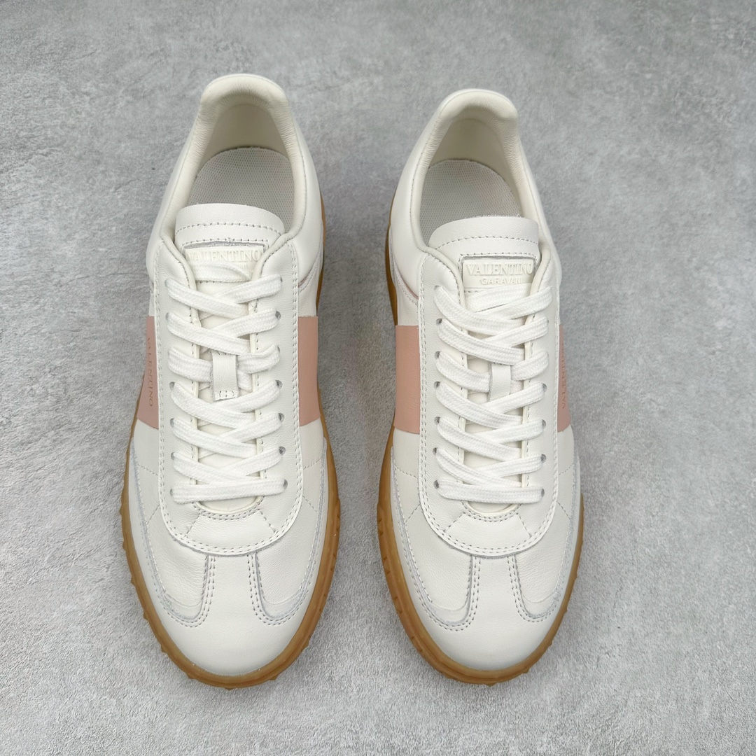 图片[2]-Valentino 华伦天奴 新款休闲鞋2024最新款 走秀情侣爆款 休闲鞋 Elsa Hosk张艺兴 关晓彤等众多明星同款 🔥 pink pp系列芭比粉被eanor Hosk 穿出了不一样的随性和时髦 阿那亚大秀可谓是刷爆了时尚圈！鞋面全油边 面料：定制牛皮+冲孔工艺，独家开模TPU大底 全套包装 尺码：35 36 37 38 39 40 41 42 43 44 45-选品中心