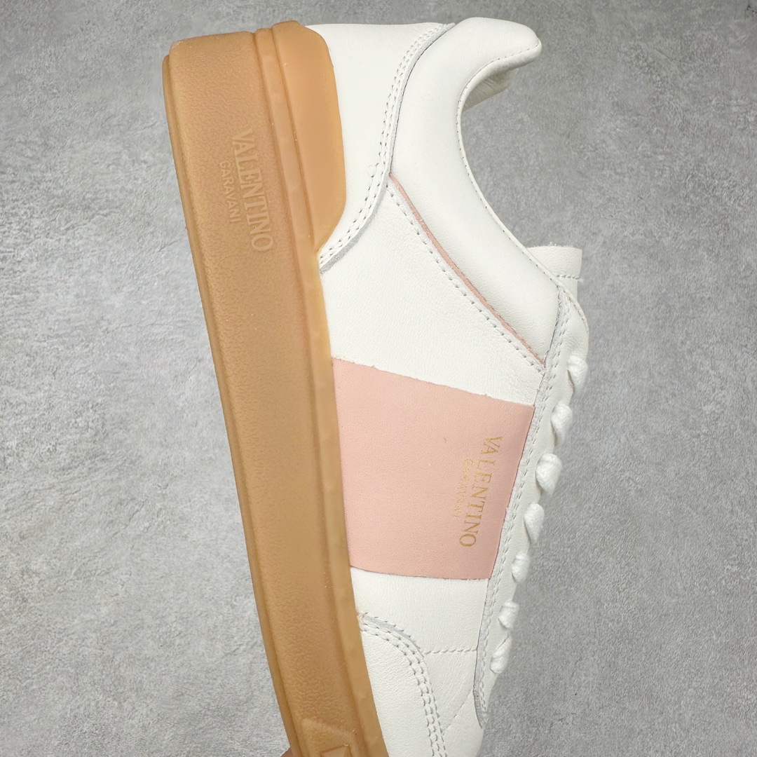 图片[6]-Valentino 华伦天奴 新款休闲鞋2024最新款 走秀情侣爆款 休闲鞋 Elsa Hosk张艺兴 关晓彤等众多明星同款 🔥 pink pp系列芭比粉被eanor Hosk 穿出了不一样的随性和时髦 阿那亚大秀可谓是刷爆了时尚圈！鞋面全油边 面料：定制牛皮+冲孔工艺，独家开模TPU大底 全套包装 尺码：35 36 37 38 39 40 41 42 43 44 45-选品中心