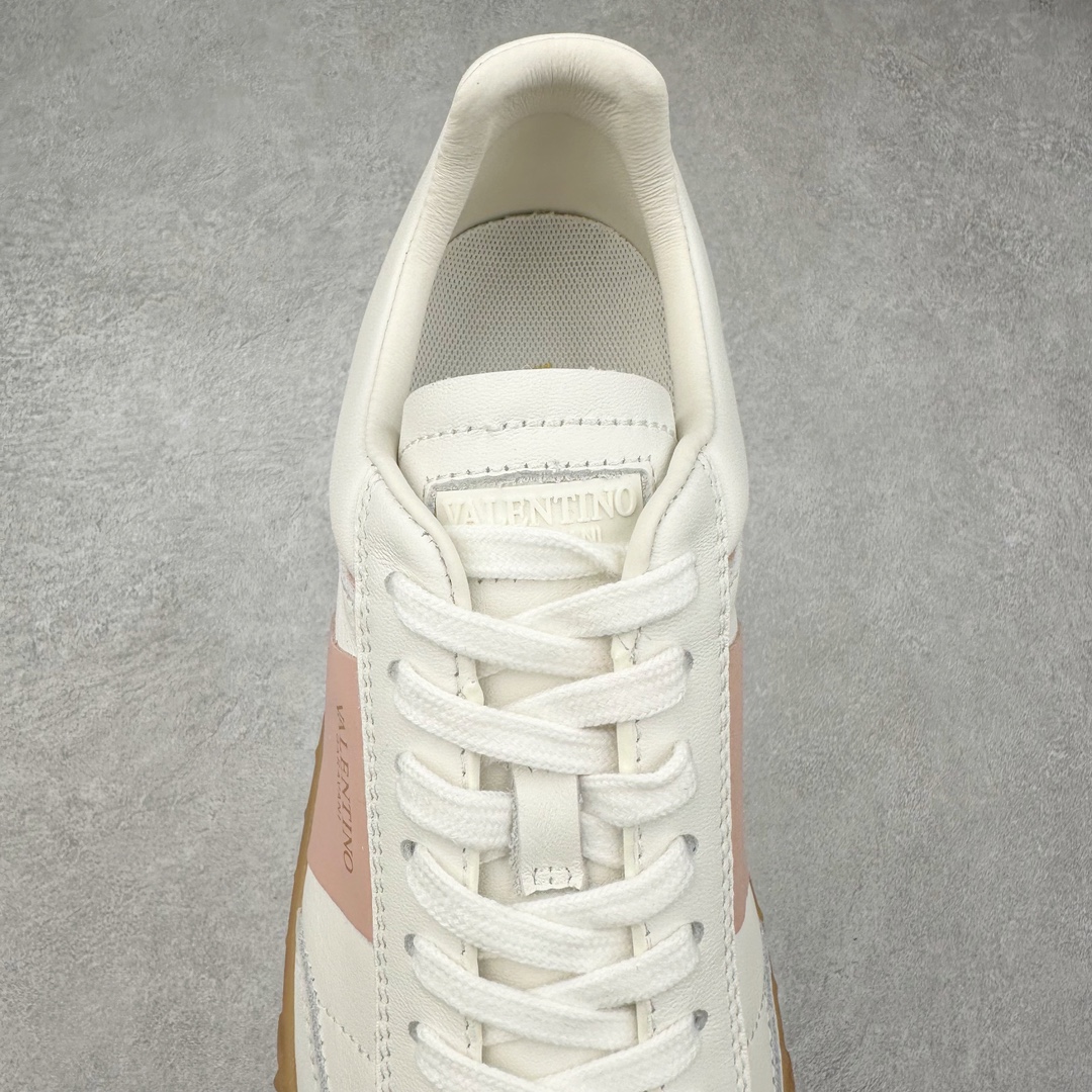 图片[5]-Valentino 华伦天奴 新款休闲鞋2024最新款 走秀情侣爆款 休闲鞋 Elsa Hosk张艺兴 关晓彤等众多明星同款 🔥 pink pp系列芭比粉被eanor Hosk 穿出了不一样的随性和时髦 阿那亚大秀可谓是刷爆了时尚圈！鞋面全油边 面料：定制牛皮+冲孔工艺，独家开模TPU大底 全套包装 尺码：35 36 37 38 39 40 41 42 43 44 45-选品中心