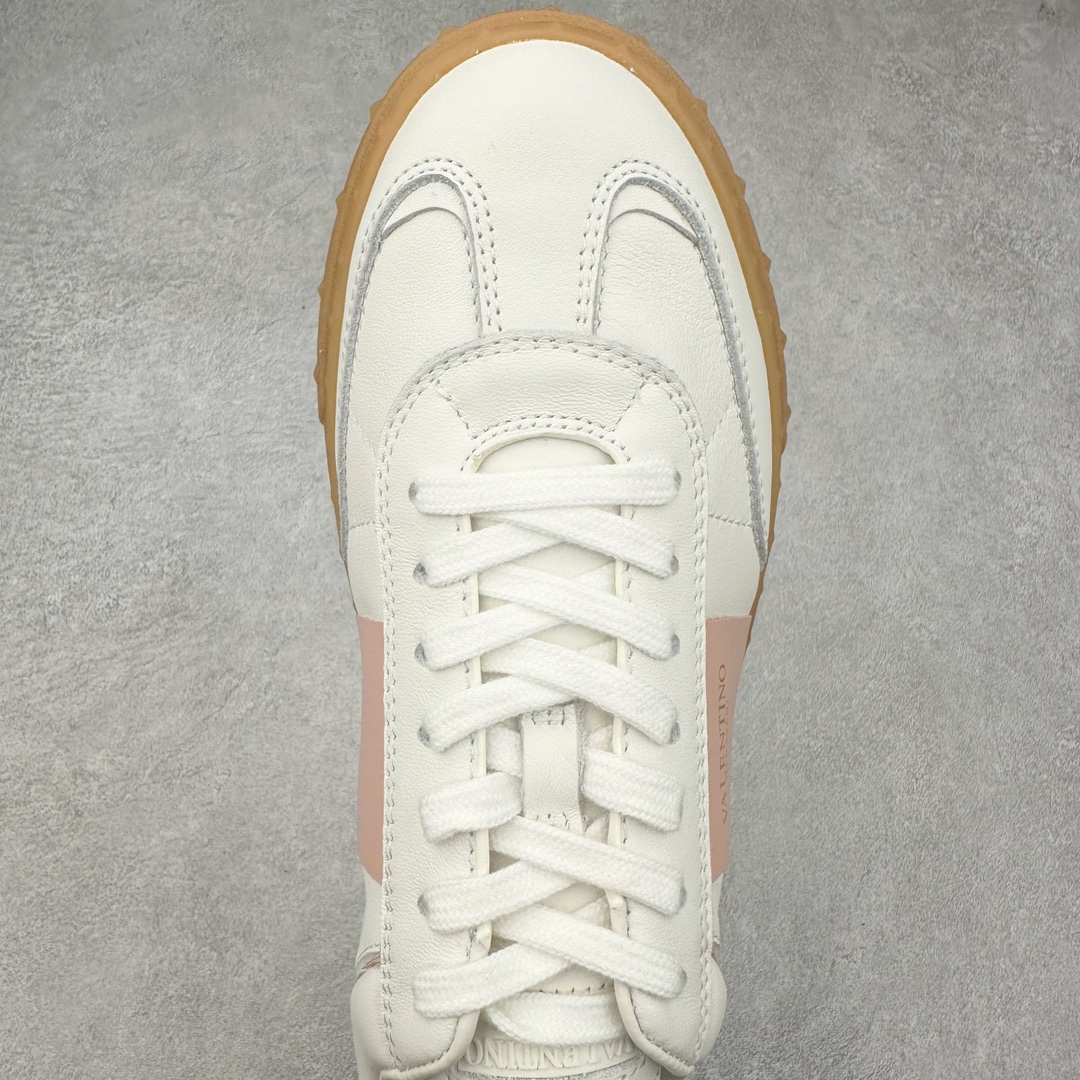 图片[4]-Valentino 华伦天奴 新款休闲鞋2024最新款 走秀情侣爆款 休闲鞋 Elsa Hosk张艺兴 关晓彤等众多明星同款 🔥 pink pp系列芭比粉被eanor Hosk 穿出了不一样的随性和时髦 阿那亚大秀可谓是刷爆了时尚圈！鞋面全油边 面料：定制牛皮+冲孔工艺，独家开模TPU大底 全套包装 尺码：35 36 37 38 39 40 41 42 43 44 45-选品中心