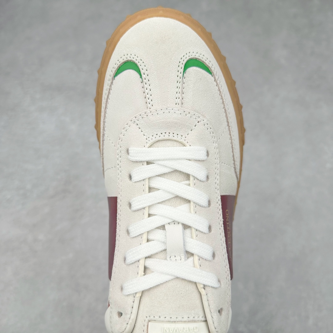 图片[4]-Valentino 华伦天奴 新款休闲鞋2024最新款 走秀情侣爆款 休闲鞋 Elsa Hosk张艺兴 关晓彤等众多明星同款 🔥 pink pp系列芭比粉被eanor Hosk 穿出了不一样的随性和时髦 阿那亚大秀可谓是刷爆了时尚圈！鞋面全油边 面料：定制牛皮+冲孔工艺，独家开模TPU大底 全套包装 尺码：35 36 37 38 39 40 41 42 43 44 45-选品中心