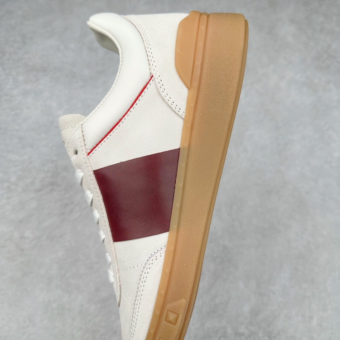 图片[7]-Valentino 华伦天奴 新款休闲鞋2024最新款 走秀情侣爆款 休闲鞋 Elsa Hosk张艺兴 关晓彤等众多明星同款 🔥 pink pp系列芭比粉被eanor Hosk 穿出了不一样的随性和时髦 阿那亚大秀可谓是刷爆了时尚圈！鞋面全油边 面料：定制牛皮+冲孔工艺，独家开模TPU大底 全套包装 尺码：35 36 37 38 39 40 41 42 43 44 45-选品中心