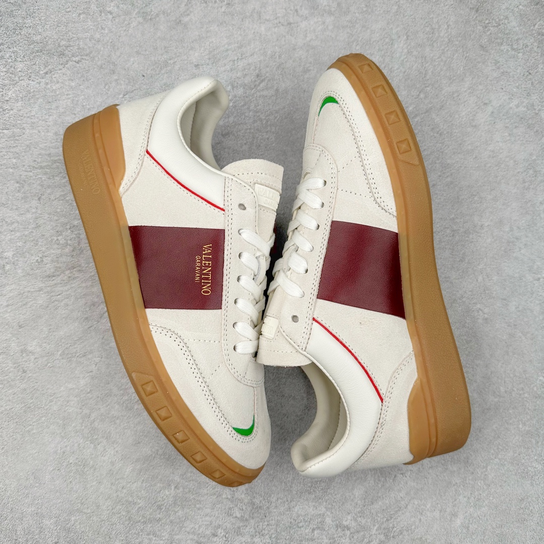 图片[3]-Valentino 华伦天奴 新款休闲鞋2024最新款 走秀情侣爆款 休闲鞋 Elsa Hosk张艺兴 关晓彤等众多明星同款 🔥 pink pp系列芭比粉被eanor Hosk 穿出了不一样的随性和时髦 阿那亚大秀可谓是刷爆了时尚圈！鞋面全油边 面料：定制牛皮+冲孔工艺，独家开模TPU大底 全套包装 尺码：35 36 37 38 39 40 41 42 43 44 45-选品中心