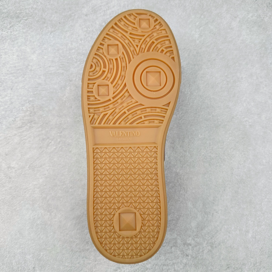 图片[9]-Valentino 华伦天奴 新款休闲鞋2024最新款 走秀情侣爆款 休闲鞋 Elsa Hosk张艺兴 关晓彤等众多明星同款 🔥 pink pp系列芭比粉被eanor Hosk 穿出了不一样的随性和时髦 阿那亚大秀可谓是刷爆了时尚圈！鞋面全油边 面料：定制牛皮+冲孔工艺，独家开模TPU大底 全套包装 尺码：35 36 37 38 39 40 41 42 43 44 45-选品中心