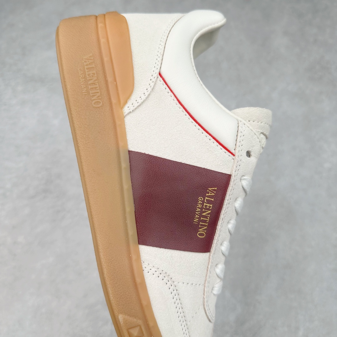 图片[6]-Valentino 华伦天奴 新款休闲鞋2024最新款 走秀情侣爆款 休闲鞋 Elsa Hosk张艺兴 关晓彤等众多明星同款 🔥 pink pp系列芭比粉被eanor Hosk 穿出了不一样的随性和时髦 阿那亚大秀可谓是刷爆了时尚圈！鞋面全油边 面料：定制牛皮+冲孔工艺，独家开模TPU大底 全套包装 尺码：35 36 37 38 39 40 41 42 43 44 45-选品中心