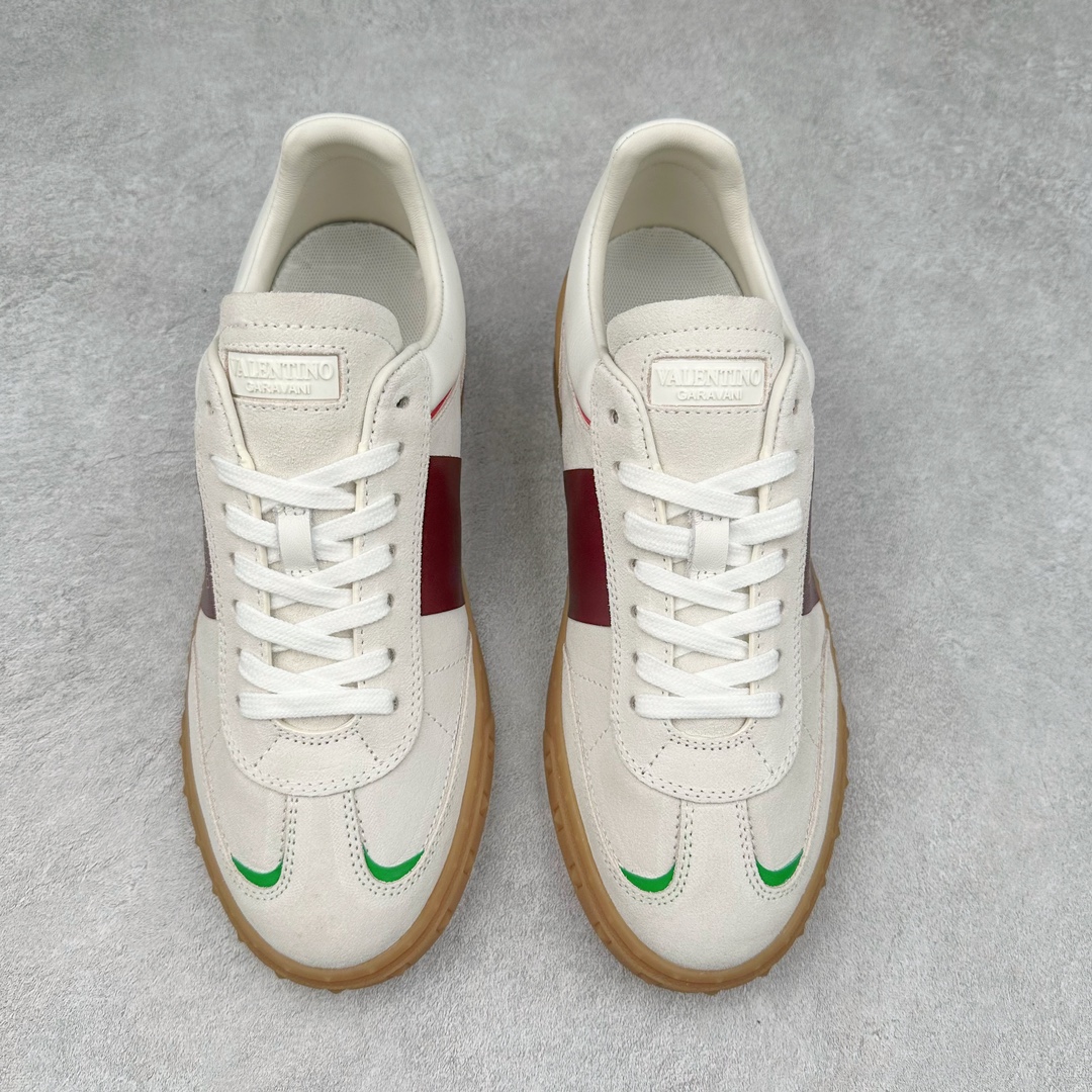 图片[2]-Valentino 华伦天奴 新款休闲鞋2024最新款 走秀情侣爆款 休闲鞋 Elsa Hosk张艺兴 关晓彤等众多明星同款 🔥 pink pp系列芭比粉被eanor Hosk 穿出了不一样的随性和时髦 阿那亚大秀可谓是刷爆了时尚圈！鞋面全油边 面料：定制牛皮+冲孔工艺，独家开模TPU大底 全套包装 尺码：35 36 37 38 39 40 41 42 43 44 45-选品中心