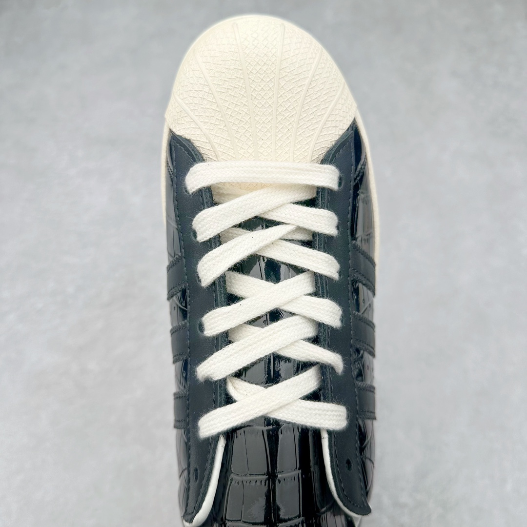 图片[4]-AD Originals Superstar 经典复古贝壳头板鞋 B34070 诞生于1969年 是第一双将全皮面鞋 身与橡胶鞋头结合在一起的低帮篮球鞋 Superstar最开始 是作为高帮篮球鞋Pro Model的低帮版本而出现的 但因为其独特和醒目的橡胶鞋头造型而让大家熟知 被大家形象地称为\\\”shelltoe\\\”贝壳头 在70年代的美国职业篮球场上 接近3/4的NBA球员都将这双Superstar作为场上用鞋 80年代之后 经过不断的改良和发展 Superstar逐渐成为横跨时装、音乐、街头文化、休闲和运动等各大领域的时尚潮鞋 尺码：36 36.5 37 38 38.5 39 40 40.5 41 42 42.5 43 44 44.5 45-选品中心