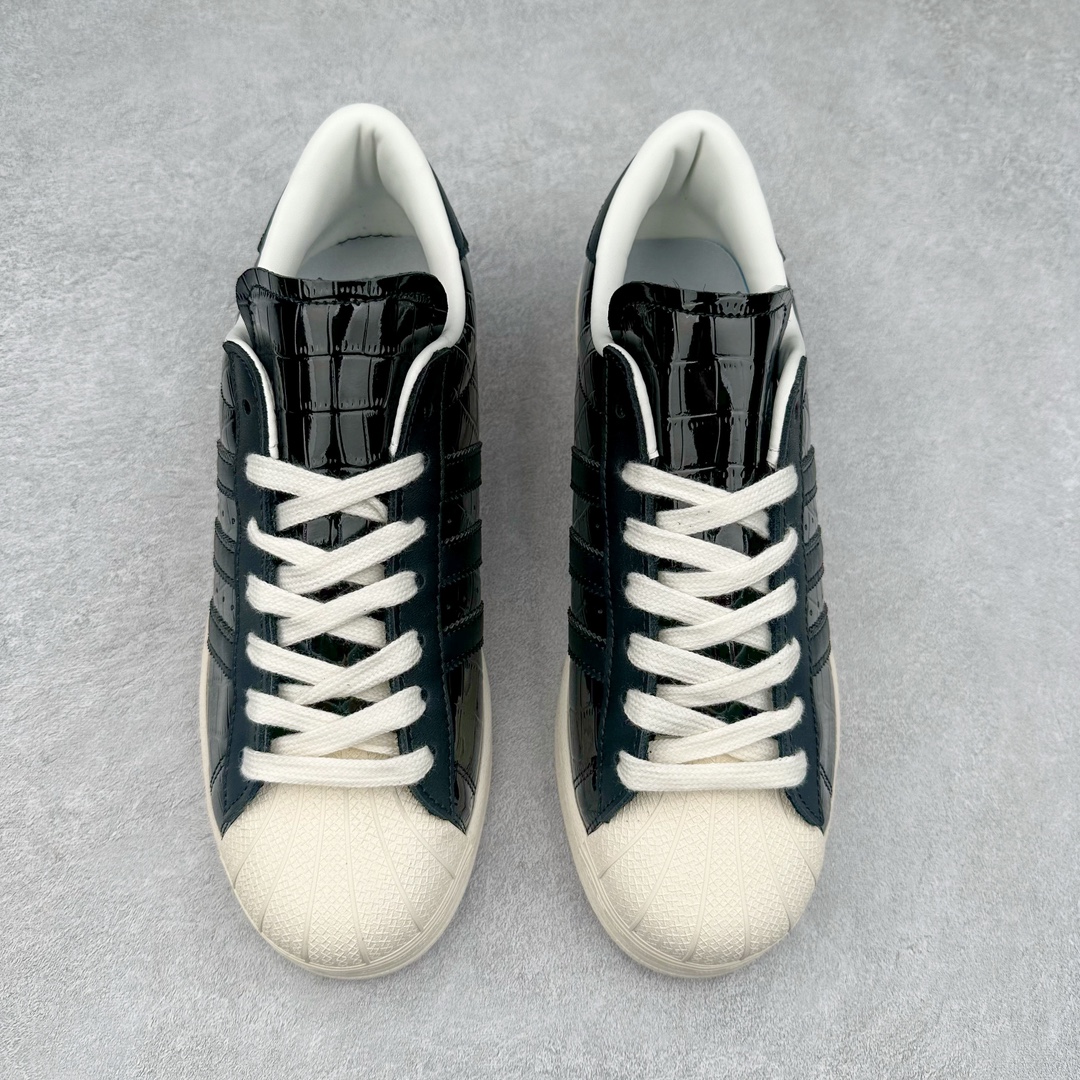 图片[2]-AD Originals Superstar 经典复古贝壳头板鞋 B34070 诞生于1969年 是第一双将全皮面鞋 身与橡胶鞋头结合在一起的低帮篮球鞋 Superstar最开始 是作为高帮篮球鞋Pro Model的低帮版本而出现的 但因为其独特和醒目的橡胶鞋头造型而让大家熟知 被大家形象地称为\\\”shelltoe\\\”贝壳头 在70年代的美国职业篮球场上 接近3/4的NBA球员都将这双Superstar作为场上用鞋 80年代之后 经过不断的改良和发展 Superstar逐渐成为横跨时装、音乐、街头文化、休闲和运动等各大领域的时尚潮鞋 尺码：36 36.5 37 38 38.5 39 40 40.5 41 42 42.5 43 44 44.5 45-选品中心