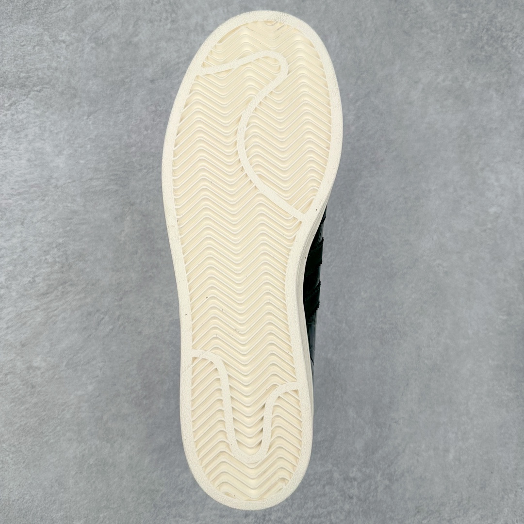 图片[9]-AD Originals Superstar 经典复古贝壳头板鞋 B34070 诞生于1969年 是第一双将全皮面鞋 身与橡胶鞋头结合在一起的低帮篮球鞋 Superstar最开始 是作为高帮篮球鞋Pro Model的低帮版本而出现的 但因为其独特和醒目的橡胶鞋头造型而让大家熟知 被大家形象地称为\\\”shelltoe\\\”贝壳头 在70年代的美国职业篮球场上 接近3/4的NBA球员都将这双Superstar作为场上用鞋 80年代之后 经过不断的改良和发展 Superstar逐渐成为横跨时装、音乐、街头文化、休闲和运动等各大领域的时尚潮鞋 尺码：36 36.5 37 38 38.5 39 40 40.5 41 42 42.5 43 44 44.5 45-选品中心