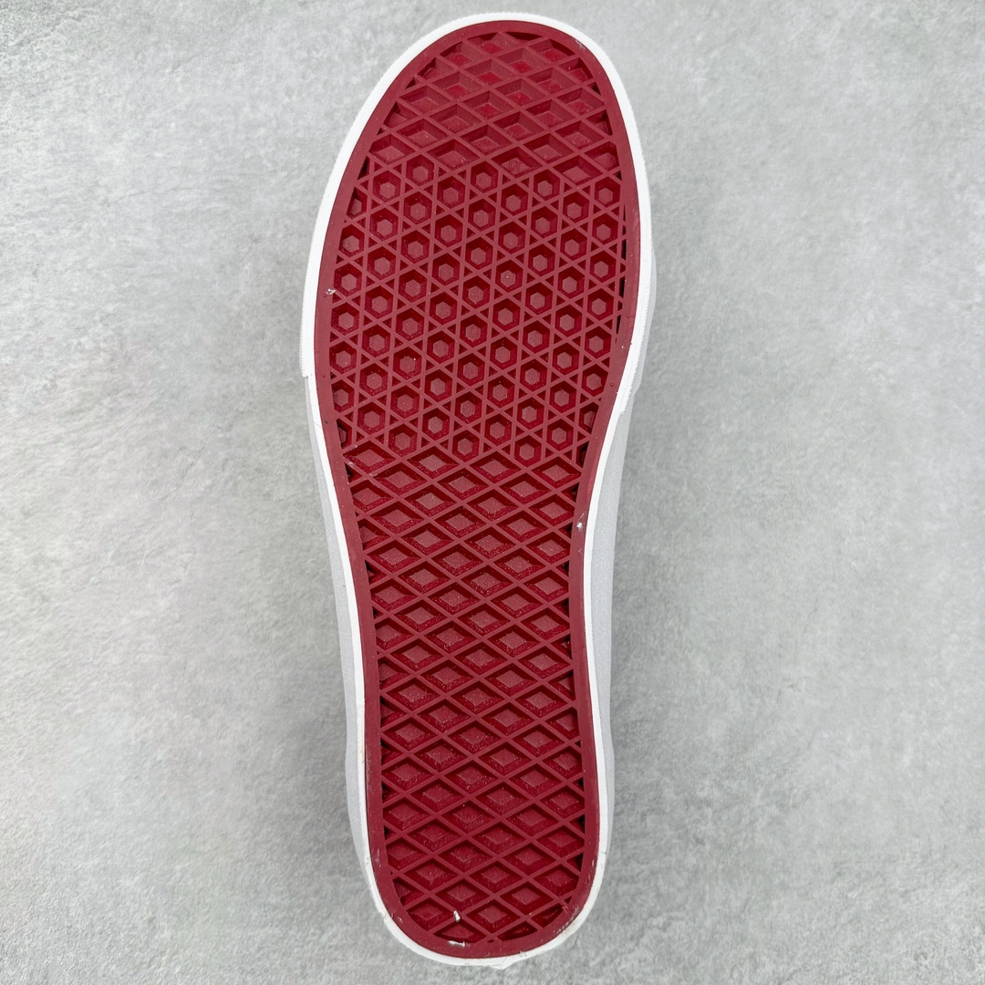 图片[9]-Vans Old Skool 黑神话悟空 祥云龙纹 游戏主题 解构复古减震耐磨轻便低帮板鞋 男女同款 米蓝黑 灵感来源以黑神话悟空为主题 蓝黑金的配色搭配 加上金色勾子解构设计 祥云和龙纹图案 简约又百搭 要说最近最为热议的网络话题 非「黑神话：悟空」莫属了 这个里程碑式的国产3A游戏大作 已经完全出圈 而「黑神话：悟空」主题的球鞋 也悄悄然的浮出水面 一直热衷于球鞋概念画创作的创意艺术家 @nobrainer.psd 将他对于「黑神话：悟空」的理解 以球鞋为载体进行了诠释 他选用了游戏中的主角造型为主题 基于NK Vans Old Skool 鞋型进行创作 不仅选取了服装色调营造游戏氛围 金色的Swoosh 加上祥云、龙纹的装饰 还真颇有一番滋味。尺码：35 36 36.5 37 38 38.5 39 40 40.5 41 42 42.5 43 44-选品中心