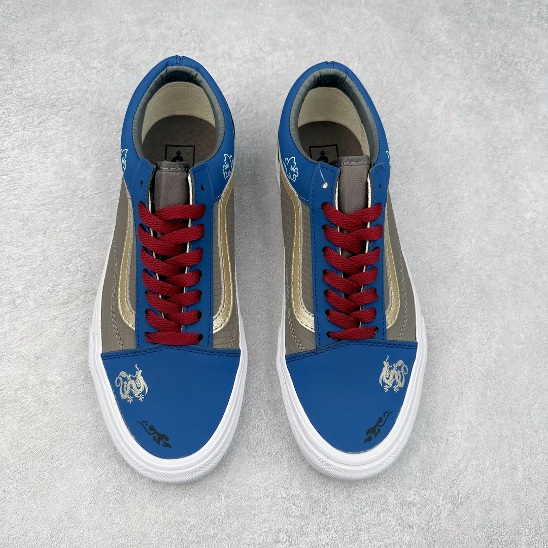 图片[2]-Vans Old Skool 黑神话悟空 祥云龙纹 游戏主题 解构复古减震耐磨轻便低帮板鞋 男女同款 米蓝黑 灵感来源以黑神话悟空为主题 蓝黑金的配色搭配 加上金色勾子解构设计 祥云和龙纹图案 简约又百搭 要说最近最为热议的网络话题 非「黑神话：悟空」莫属了 这个里程碑式的国产3A游戏大作 已经完全出圈 而「黑神话：悟空」主题的球鞋 也悄悄然的浮出水面 一直热衷于球鞋概念画创作的创意艺术家 @nobrainer.psd 将他对于「黑神话：悟空」的理解 以球鞋为载体进行了诠释 他选用了游戏中的主角造型为主题 基于NK Vans Old Skool 鞋型进行创作 不仅选取了服装色调营造游戏氛围 金色的Swoosh 加上祥云、龙纹的装饰 还真颇有一番滋味。尺码：35 36 36.5 37 38 38.5 39 40 40.5 41 42 42.5 43 44-选品中心