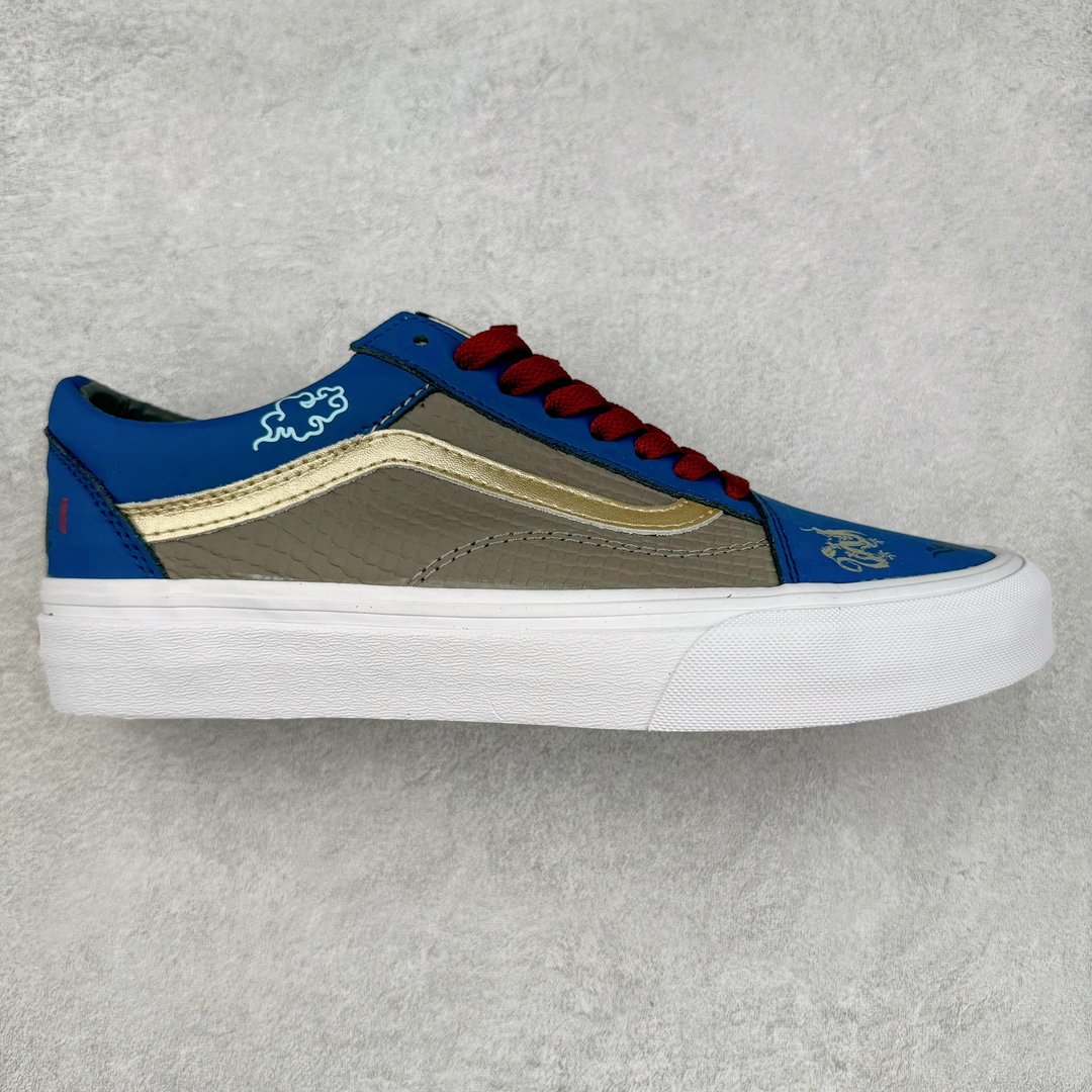 Vans Old Skool 黑神话悟空 祥云龙纹 游戏主题 解构复古减震耐磨轻便低帮板鞋 男女同款 米蓝黑 灵感来源以黑神话悟空为主题 蓝黑金的配色搭配 加上金色勾子解构设计 祥云和龙纹图案 简约又百搭 要说最近最为热议的网络话题 非「黑神话：悟空」莫属了 这个里程碑式的国产3A游戏大作 已经完全出圈 而「黑神话：悟空」主题的球鞋 也悄悄然的浮出水面 一直热衷于球鞋概念画创作的创意艺术家 @nobrainer.psd 将他对于「黑神话：悟空」的理解 以球鞋为载体进行了诠释 他选用了游戏中的主角造型为主题 基于NK Vans Old Skool 鞋型进行创作 不仅选取了服装色调营造游戏氛围 金色的Swoosh 加上祥云、龙纹的装饰 还真颇有一番滋味。尺码：35 36 36.5 37 38 38.5 39 40 40.5 41 42 42.5 43 44-选品中心