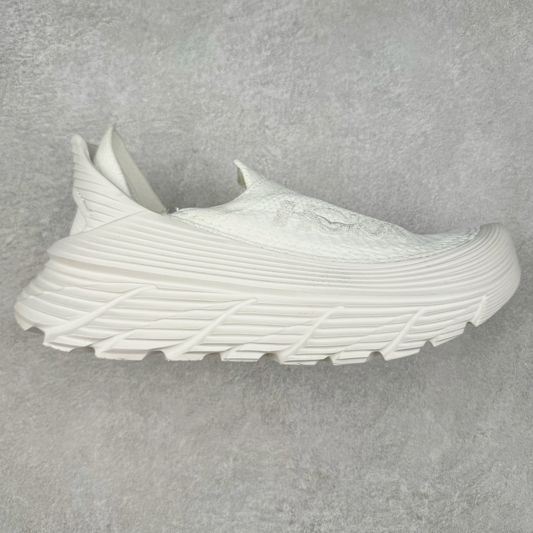 ＃HK纯原 HOKA ONE ONE Restore TC 一脚蹬徒步舒适缓震运动鞋 继承了 HOKA ONE ONE® 标志性的缓冲中底，兼具轻盈脚感和出众缓震。NEWOK本期为大家准备了两款各具特色HOKA ONE ONE Restore TC 鞋款，希望能为你的夏日穿搭提供更多灵感。鞋款鞋面采用弹性布料，鞋面透气舒适，日常穿搭舒适不磨脚。鞋款以弹性松紧织带取代传统鞋带设计，省事又省心，“一脚蹬”简直是最具懒人属性的球鞋，低调朴素又不失质感。重量不到百克，依旧是外形“笨拙”实则是轻巧、舒适与安全兼备的品牌固有打法。搭配上，无论是夏日短裤造型，还是搭配你的长袜，Restore TC 能够满足你的多种穿搭。舒适程度堪比众多大牌“老头乐”，鞋底的厚厚的泡沫鞋垫让你深陷其中！尺码：36 36.5 37.5 38 38.5 39 40 40.5 41 42 42.5 43 44 44.5 45-选品中心