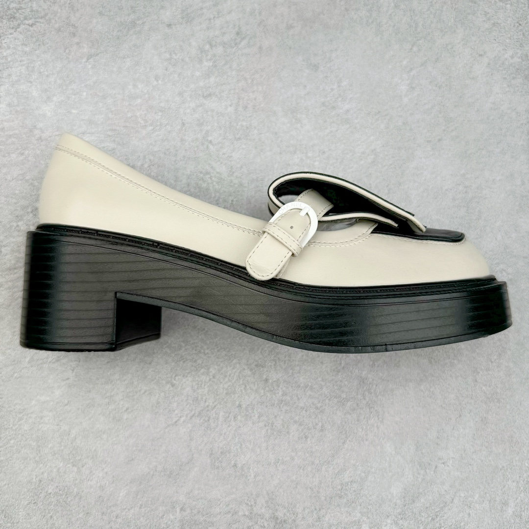 2024秋冬新款CHANEL小香经典厚底复古熊猫乐福鞋 CHANEL乐福鞋真的是看不腻，简单大方，拥有香家优雅名媛气质，超级耐看，越穿越香的香奈儿，笔芯力荐😍 这双复古乐福鞋一眼看到就很喜欢 超有 CHANEL的格調 高級感十足，上脚特别舒服柔软 脚宽也不怕 好看又舒适 搭配中筒袜裙子裤子都是无敌美 看起来款式简约 但上脚马上自带拉长腿效果 简单不失个性 又增添一抹帅气感 鞋面：原版定制小牛皮 内里：混种羊羊皮里 柔软吸汗透气！ 五金：独家原版1：1开模开发 ！持久不软化！ 大底：意大利进口真皮大底 区别市场通货 我们不一样‼️ 🐮尺码：35-40-选品中心