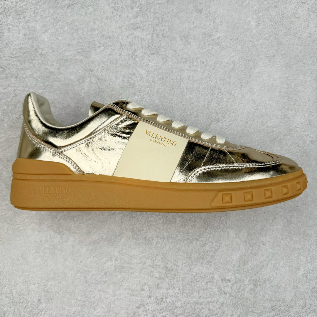 Valentino 华伦天奴 新款休闲鞋2024最新款 走秀情侣爆款 休闲鞋 Elsa Hosk张艺兴 关晓彤等众多明星同款 🔥 pink pp系列芭比粉被eanor Hosk 穿出了不一样的随性和时髦 阿那亚大秀可谓是刷爆了时尚圈!鞋面全油边 面料:定制牛皮+冲孔工艺,独家开模TPU大底 全套包装 尺码:35 36 37 38 39 40 41 42 43 44 45-选品中心