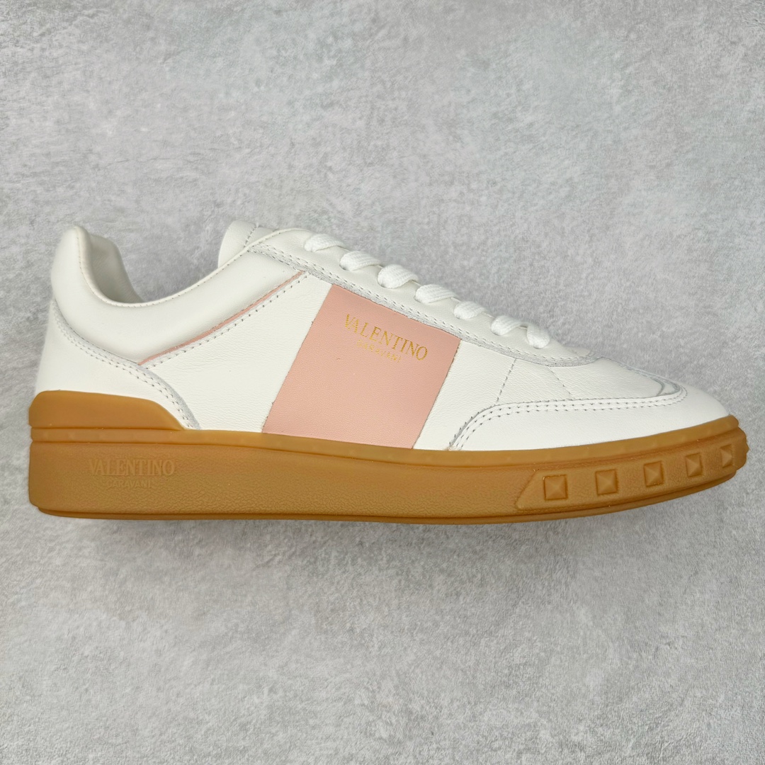 Valentino 华伦天奴 新款休闲鞋2024最新款 走秀情侣爆款 休闲鞋 Elsa Hosk张艺兴 关晓彤等众多明星同款 🔥 pink pp系列芭比粉被eanor Hosk 穿出了不一样的随性和时髦 阿那亚大秀可谓是刷爆了时尚圈!鞋面全油边 面料:定制牛皮+冲孔工艺,独家开模TPU大底 全套包装 尺码:35 36 37 38 39 40 41 42 43 44 45-选品中心