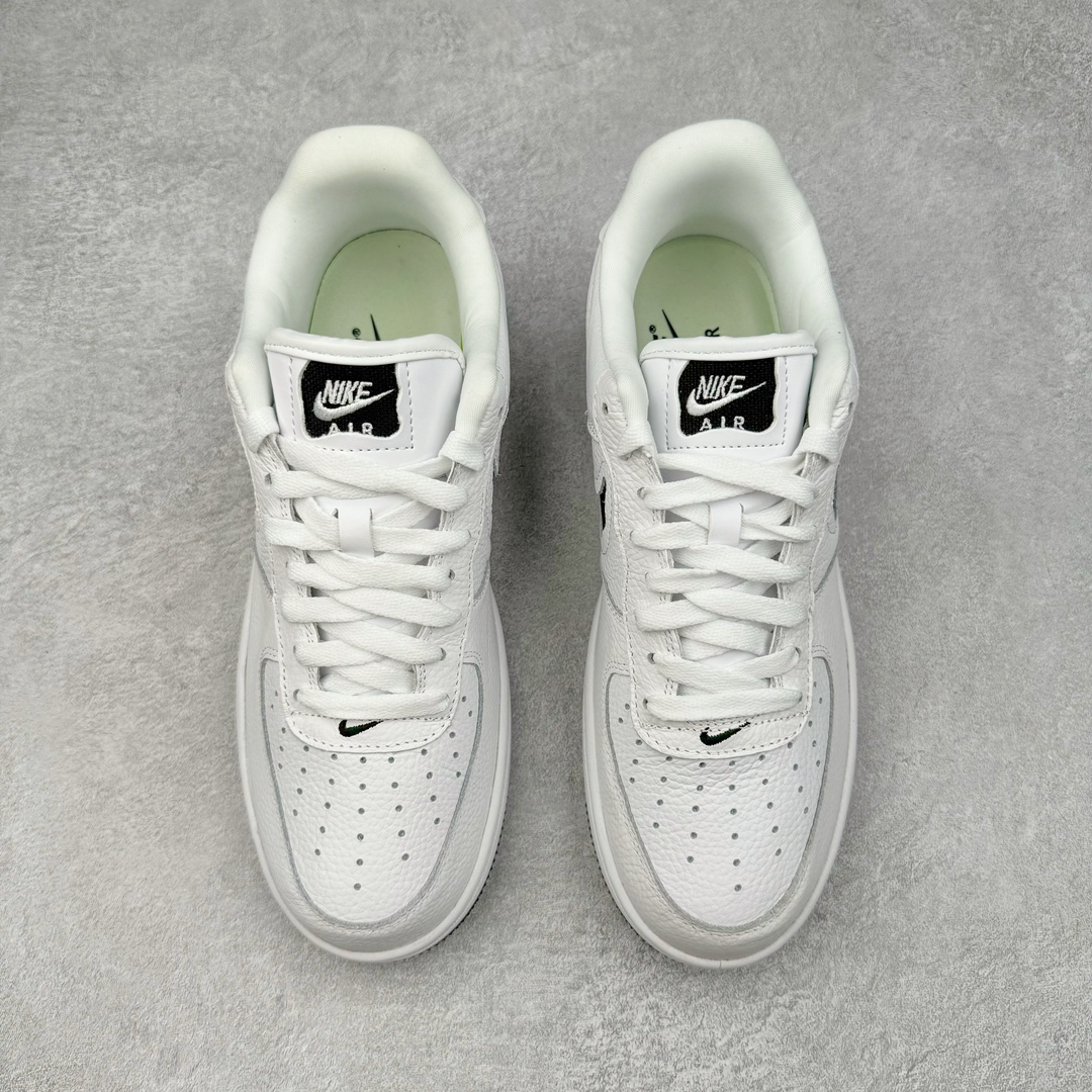 图片[2]-NK Air Force 1 Low EVO 空军一号气垫休闲板鞋 HF3630-108 采用镂空细节设计 凸显耐克勾标志 外底搭载全掌型 Nike Air 缓震配置 焕新演绎 Air Force 1 鞋款 设计采用白色荔枝纹皮革质材 巧搭网布点缀两侧 Swoosh 和后跟 最后以白色橡胶大底 致敬经典 特别搭载全掌型 Nike Air 缓震中底 经典 80 年代结构搭配醒目细节 让你在球场内外都能时尚有型 尺码：36 36.5 37.5 38 38.5 39 40 40.5 41 42 42.5 43 44 44.5 45-选品中心