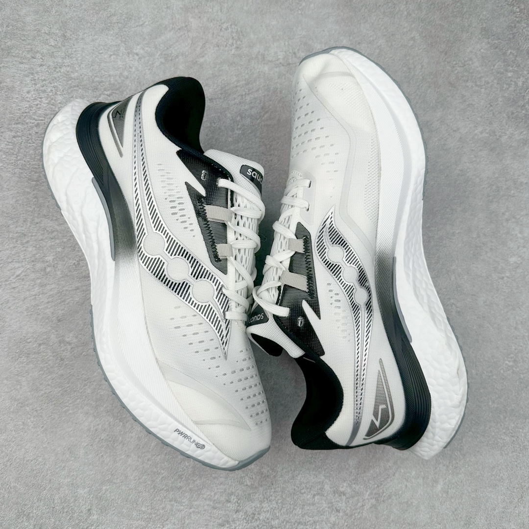 图片[3]-慢跑鞋中的劳斯莱斯 Saucony Endorphin Speed 索康尼啡速4代舒适织物低帮训练跑步鞋 尼龙板厚底竞速训练鞋 #原数据开发纸版楦型 #采用工学透气针织布鞋面材质 #内嵌3D环绕包裹缓震鞋垫 #外置镂空XT-900防滑橡胶大底❗️ #啡速属于减配版，推进力较为温和，尼龙板刚性也不强，驾驭门槛较低，适合进阶跑者日常训练及短距离比赛，适合精英跑者竞速训练。 #中底采用加厚的 PWRRUN PB缓震泡棉，有效减少触地带来的冲击力，能量回馈高达90%，缓震和回弹表现出色。S型飞翼尼龙板结合快速滚动科技，提供推进力的同时，还加强了稳定支撑保护，前后掌过渡也更加流畅。 尺码：40 40.5 41 42 42.5 43 44 44.5 45 女鞋后续待出-选品中心