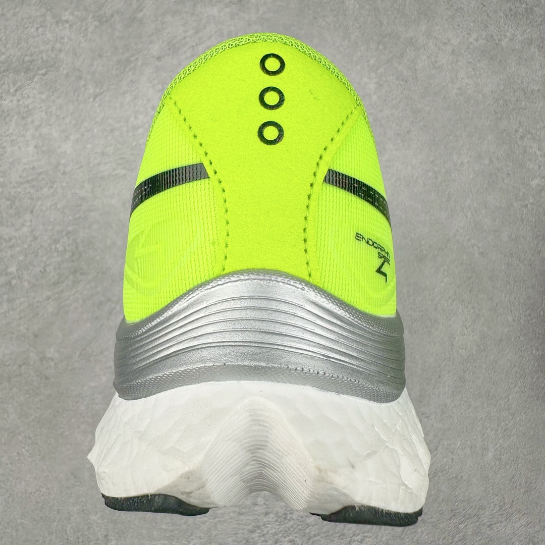 图片[8]-慢跑鞋中的劳斯莱斯 Saucony Endorphin Speed 索康尼啡速4代舒适织物低帮训练跑步鞋 尼龙板厚底竞速训练鞋 #原数据开发纸版楦型 #采用工学透气针织布鞋面材质 #内嵌3D环绕包裹缓震鞋垫 #外置镂空XT-900防滑橡胶大底❗️ #啡速属于减配版，推进力较为温和，尼龙板刚性也不强，驾驭门槛较低，适合进阶跑者日常训练及短距离比赛，适合精英跑者竞速训练。 #中底采用加厚的 PWRRUN PB缓震泡棉，有效减少触地带来的冲击力，能量回馈高达90%，缓震和回弹表现出色。S型飞翼尼龙板结合快速滚动科技，提供推进力的同时，还加强了稳定支撑保护，前后掌过渡也更加流畅。 尺码：40 40.5 41 42 42.5 43 44 44.5 45 女鞋后续待出-选品中心