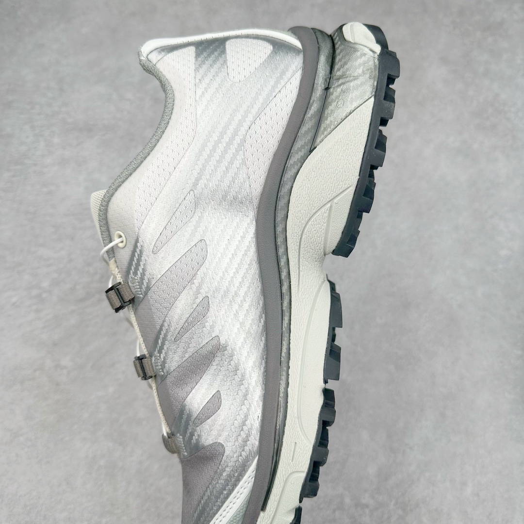 图片[7]-＃GX/绿X Salomon XT-4 OG Advanced 萨洛蒙系列低帮城市越野机能透气休闲运动鞋 鞋舌处附有迷你网眼袋收纳鞋绳以及下方的多色 Logo 标签 接着搭载奶油色 ACS 技术中底以及金色 TPU 塑料部件提升鞋款耐用性 中底与鞋面之间饰有海蓝色条状细节有效增添鞋款层次 最后应用黑色 Contragrip Chevron 外底完成鞋款设计 这次配色颇为高调 两款配色均以绚丽的渐变设计呈现 一款以粉紫渐变主打 另一款以黄绿渐变呈现 视觉效果相当吸睛 鞋面的使用玻璃纤维覆盖物加固 并通过细绳扣系带系统进行锁定 Salomon 的品牌logo 出现在脚后跟和前掌部位 中底虽然偏薄 但非常耐用 与模压塑料ACS 框架以及致密AC2 Muscle 鞋底单元结合 能够提供出色的支撑力和缓冲性 尺码：36 36.5 37.5 38 38.5 39 40 40.5 41 42 42.5 43 44 44.5 45-选品中心