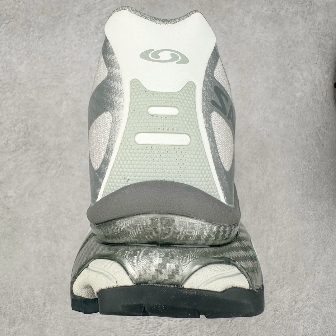 图片[8]-＃GX/绿X Salomon XT-4 OG Advanced 萨洛蒙系列低帮城市越野机能透气休闲运动鞋 鞋舌处附有迷你网眼袋收纳鞋绳以及下方的多色 Logo 标签 接着搭载奶油色 ACS 技术中底以及金色 TPU 塑料部件提升鞋款耐用性 中底与鞋面之间饰有海蓝色条状细节有效增添鞋款层次 最后应用黑色 Contragrip Chevron 外底完成鞋款设计 这次配色颇为高调 两款配色均以绚丽的渐变设计呈现 一款以粉紫渐变主打 另一款以黄绿渐变呈现 视觉效果相当吸睛 鞋面的使用玻璃纤维覆盖物加固 并通过细绳扣系带系统进行锁定 Salomon 的品牌logo 出现在脚后跟和前掌部位 中底虽然偏薄 但非常耐用 与模压塑料ACS 框架以及致密AC2 Muscle 鞋底单元结合 能够提供出色的支撑力和缓冲性 尺码：36 36.5 37.5 38 38.5 39 40 40.5 41 42 42.5 43 44 44.5 45-选品中心