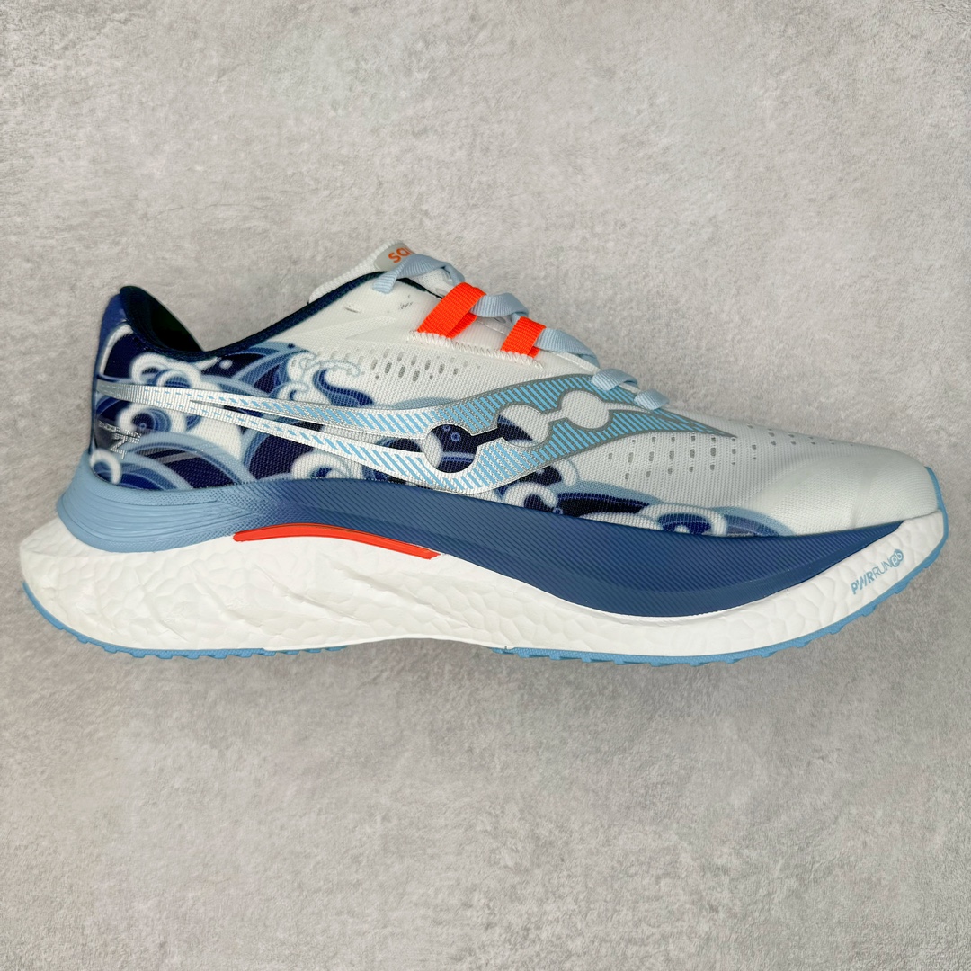 慢跑鞋中的劳斯莱斯 Saucony Endorphin Speed 索康尼啡速4代舒适织物低帮训练跑步鞋 尼龙板厚底竞速训练鞋 #原数据开发纸版楦型 #采用工学透气针织布鞋面材质 #内嵌3D环绕包裹缓震鞋垫 #外置镂空XT-900防滑橡胶大底❗️ #啡速属于减配版，推进力较为温和，尼龙板刚性也不强，驾驭门槛较低，适合进阶跑者日常训练及短距离比赛，适合精英跑者竞速训练。 #中底采用加厚的 PWRRUN PB缓震泡棉，有效减少触地带来的冲击力，能量回馈高达90%，缓震和回弹表现出色。S型飞翼尼龙板结合快速滚动科技，提供推进力的同时，还加强了稳定支撑保护，前后掌过渡也更加流畅。 尺码：40 40.5 41 42 42.5 43 44 44.5 45 女鞋后续待出-选品中心
