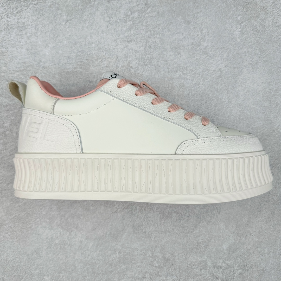 Chanel香奈儿—2023专柜顶级休闲款运动鞋 这款经典设计;鞋面多种工艺风格;大底却时尚运动;不平凡的拥入了多种配色元素…… 多元化混搭非常好看百搭,休闲,时尚,运动,户外都能兼顾…… ꫛꫀꪝ Go➫ 材料: ❶鞋面采用: 原版进口高丝光牛皮+防水羽绒 ❷内里采用: 原版进口透气网 ❸大底根据: 原版TPU组合大底 专柜精品包装全套女35–40-选品中心