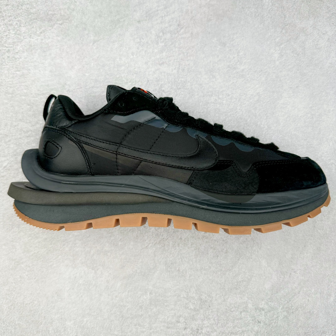 ＃神版特价 Sacai x NK VaporWaffle 联名款华夫3.0潮流休闲增高运动鞋 海外高端零售专属订单 只服务市场百分之五高端客户 全套原楦原纸版原鞋开模 全网最具灵魂的版型 皮料卡色质感均保持原鞋一致 原装油墨Logo手工描漆 原装大底米色部分外尖内方 大底开口上翘弧度 后跟开口弧度高度原鞋一致 全鞋电脑针车 原厂鞋舌织唛标 原盒原配 中文合格证质保卡 客订外包保护盒‼️尺码：35.5 36 36.5 37.5 38 38.5 39 40 40.5 41 42 42.5 43 44 44.5 45 46 47.5-选品中心