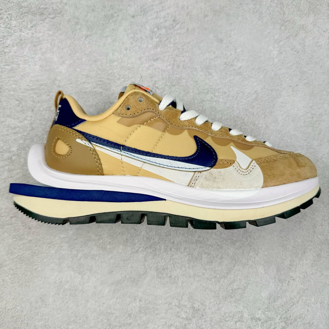 ＃神版特价 Sacai x NK VaporWaffle 联名款华夫3.0潮流休闲增高运动鞋 海外高端零售专属订单 只服务市场百分之五高端客户 全套原楦原纸版原鞋开模 全网最具灵魂的版型 皮料卡色质感均保持原鞋一致 原装油墨Logo手工描漆 原装大底米色部分外尖内方 大底开口上翘弧度 后跟开口弧度高度原鞋一致 全鞋电脑针车 原厂鞋舌织唛标 原盒原配 中文合格证质保卡 客订外包保护盒‼️尺码：35.5 36 36.5 37.5 38 38.5 39 40 40.5 41 42 42.5 43 44 44.5 45 46 47.5-选品中心