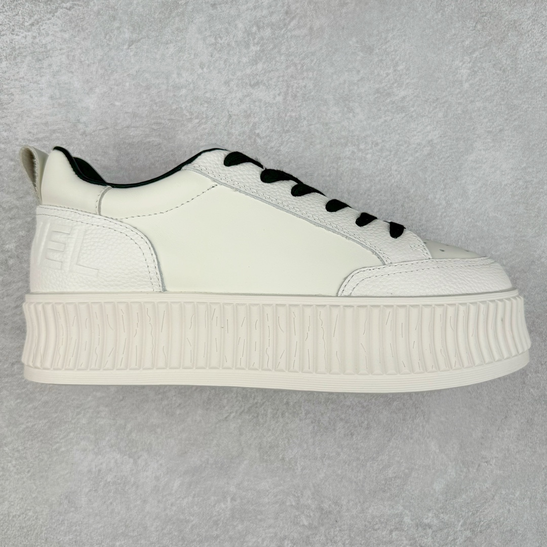 Chanel香奈儿—2023专柜顶级休闲款运动鞋 这款经典设计;鞋面多种工艺风格;大底却时尚运动;不平凡的拥入了多种配色元素…… 多元化混搭非常好看百搭,休闲,时尚,运动,户外都能兼顾…… ꫛꫀꪝ Go➫ 材料: ❶鞋面采用: 原版进口高丝光牛皮+防水羽绒 ❷内里采用: 原版进口透气网 ❸大底根据: 原版TPU组合大底 专柜精品包装全套女35–40-选品中心