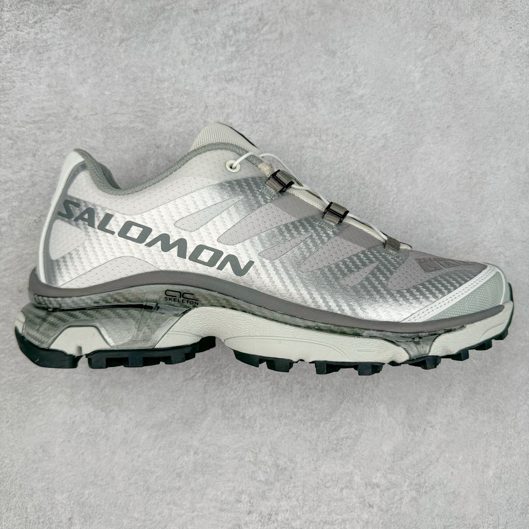 ＃GX/绿X Salomon XT-4 OG Advanced 萨洛蒙系列低帮城市越野机能透气休闲运动鞋 鞋舌处附有迷你网眼袋收纳鞋绳以及下方的多色 Logo 标签 接着搭载奶油色 ACS 技术中底以及金色 TPU 塑料部件提升鞋款耐用性 中底与鞋面之间饰有海蓝色条状细节有效增添鞋款层次 最后应用黑色 Contragrip Chevron 外底完成鞋款设计 这次配色颇为高调 两款配色均以绚丽的渐变设计呈现 一款以粉紫渐变主打 另一款以黄绿渐变呈现 视觉效果相当吸睛 鞋面的使用玻璃纤维覆盖物加固 并通过细绳扣系带系统进行锁定 Salomon 的品牌logo 出现在脚后跟和前掌部位 中底虽然偏薄 但非常耐用 与模压塑料ACS 框架以及致密AC2 Muscle 鞋底单元结合 能够提供出色的支撑力和缓冲性 尺码：36 36.5 37.5 38 38.5 39 40 40.5 41 42 42.5 43 44 44.5 45-选品中心