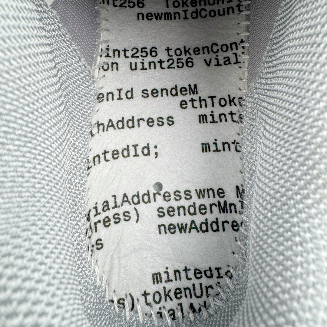 图片[18]-RTFKT Studios x NK Dunk Genesis Low\\\”OG Ghost\\\”扣篮元宇宙系列经典低帮休闲运动滑板板鞋“联名幽灵灰冰蓝”HF0438-001 虚拟数字时尚单位 RTFKT Studios 在 2021 年被 Nike 收购后，人气可谓迅速攀升，现在堪称元宇宙领域的顶流。并且与包括村上隆在内的多个艺术家联名，推出了超多联名配色，就连 Nike 创始人菲尔·奈特都亲自尝试体验。近期，RTFKT Studios 与 Nike 再次推出了全新配色鞋款，并且将在潮流集会 ComplexCon 上独家登场。第一双以浅灰色为主调，依旧保留了 RTFKT 经典的科幻属性，虽然配色简单，但却依然吸睛。当然，按照官方拆解来看，鞋舌上的鞋带扣可以进行拆卸，使鞋款更为简约。值得一提的是，中底还搭载着 Air Zoom 气垫，提供优秀的脚感表现。另一双则以黑色、紫色组成，对比上一双而言会更加酷炫，同时也更具未来感。鞋面从细节图上看，貌似是使用了类似 PVC 质感的皮革面料，质感表现不必担心。尺码：40 40.5 41 42 42.5 43 44 44.5 45-选品中心