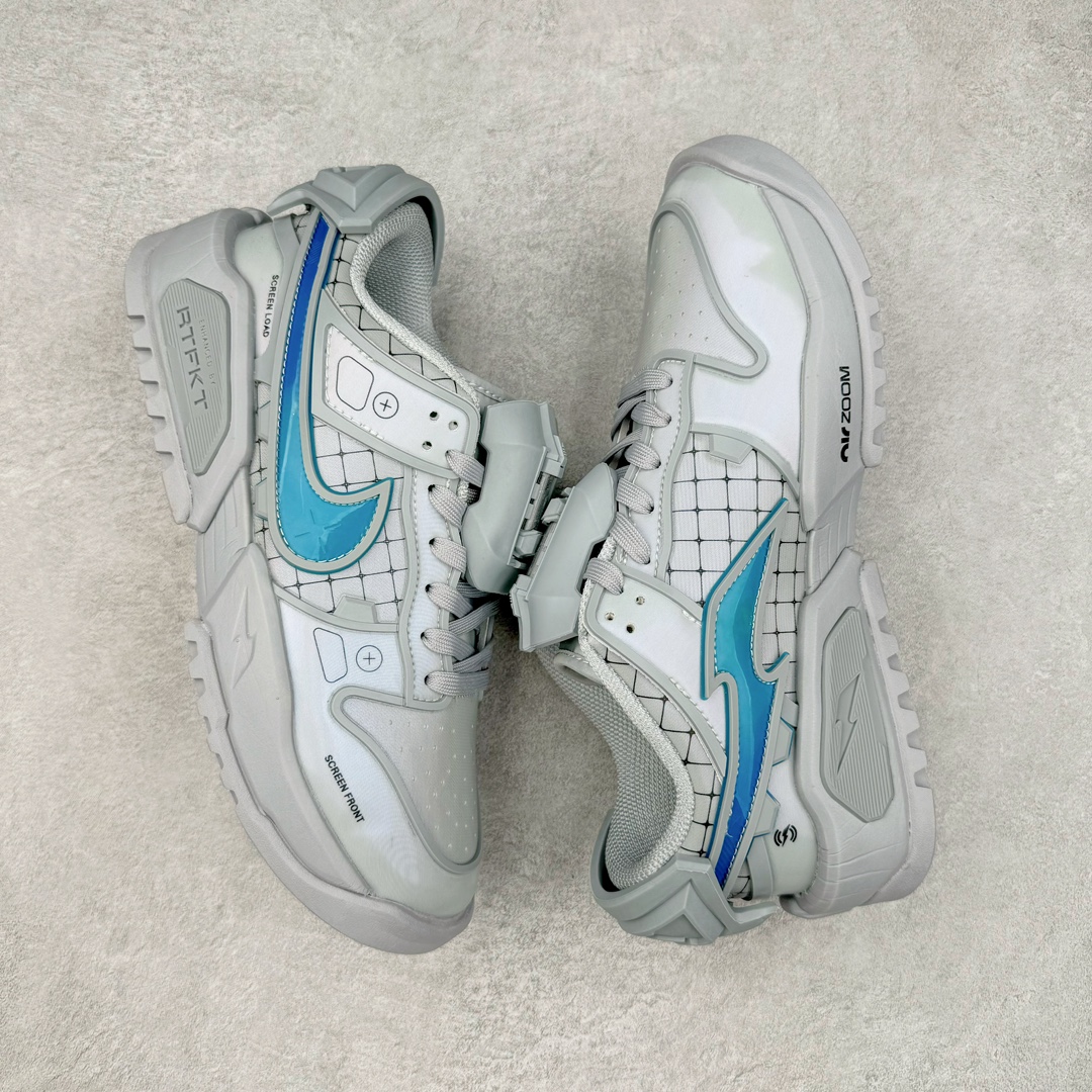 图片[3]-RTFKT Studios x NK Dunk Genesis Low\\\”OG Ghost\\\”扣篮元宇宙系列经典低帮休闲运动滑板板鞋“联名幽灵灰冰蓝”HF0438-001 虚拟数字时尚单位 RTFKT Studios 在 2021 年被 Nike 收购后，人气可谓迅速攀升，现在堪称元宇宙领域的顶流。并且与包括村上隆在内的多个艺术家联名，推出了超多联名配色，就连 Nike 创始人菲尔·奈特都亲自尝试体验。近期，RTFKT Studios 与 Nike 再次推出了全新配色鞋款，并且将在潮流集会 ComplexCon 上独家登场。第一双以浅灰色为主调，依旧保留了 RTFKT 经典的科幻属性，虽然配色简单，但却依然吸睛。当然，按照官方拆解来看，鞋舌上的鞋带扣可以进行拆卸，使鞋款更为简约。值得一提的是，中底还搭载着 Air Zoom 气垫，提供优秀的脚感表现。另一双则以黑色、紫色组成，对比上一双而言会更加酷炫，同时也更具未来感。鞋面从细节图上看，貌似是使用了类似 PVC 质感的皮革面料，质感表现不必担心。尺码：40 40.5 41 42 42.5 43 44 44.5 45-选品中心