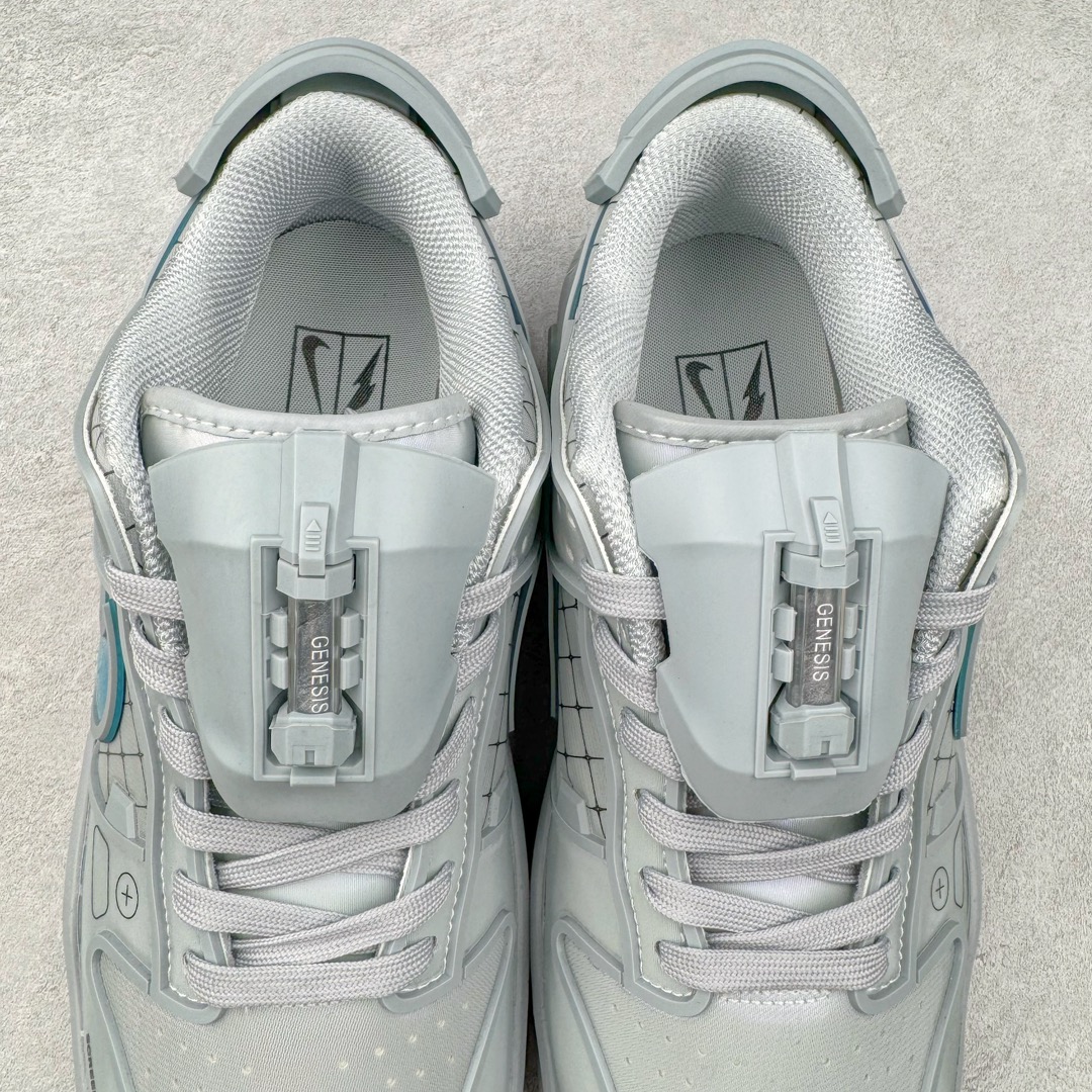 图片[9]-RTFKT Studios x NK Dunk Genesis Low\\\”OG Ghost\\\”扣篮元宇宙系列经典低帮休闲运动滑板板鞋“联名幽灵灰冰蓝”HF0438-001 虚拟数字时尚单位 RTFKT Studios 在 2021 年被 Nike 收购后，人气可谓迅速攀升，现在堪称元宇宙领域的顶流。并且与包括村上隆在内的多个艺术家联名，推出了超多联名配色，就连 Nike 创始人菲尔·奈特都亲自尝试体验。近期，RTFKT Studios 与 Nike 再次推出了全新配色鞋款，并且将在潮流集会 ComplexCon 上独家登场。第一双以浅灰色为主调，依旧保留了 RTFKT 经典的科幻属性，虽然配色简单，但却依然吸睛。当然，按照官方拆解来看，鞋舌上的鞋带扣可以进行拆卸，使鞋款更为简约。值得一提的是，中底还搭载着 Air Zoom 气垫，提供优秀的脚感表现。另一双则以黑色、紫色组成，对比上一双而言会更加酷炫，同时也更具未来感。鞋面从细节图上看，貌似是使用了类似 PVC 质感的皮革面料，质感表现不必担心。尺码：40 40.5 41 42 42.5 43 44 44.5 45-选品中心