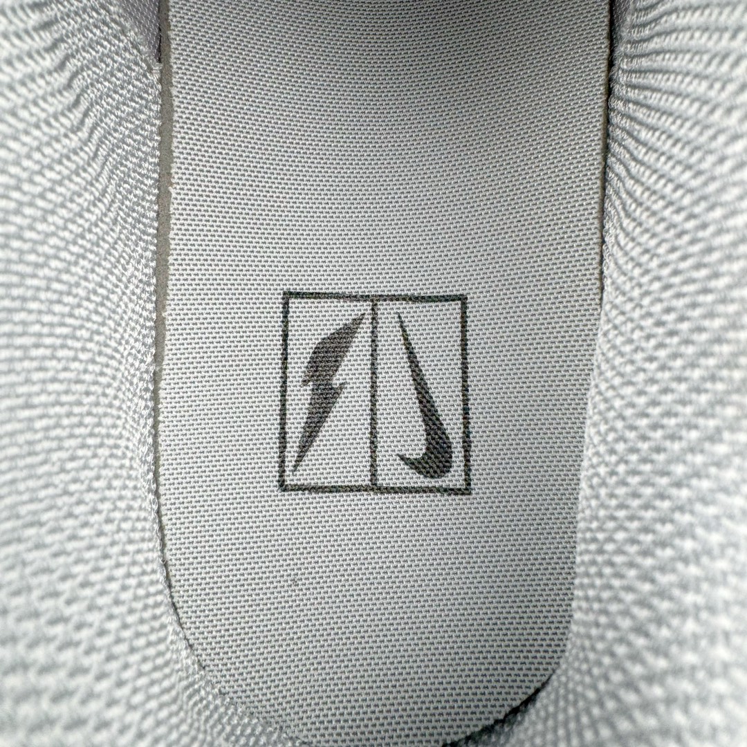 图片[17]-RTFKT Studios x NK Dunk Genesis Low\\\”OG Ghost\\\”扣篮元宇宙系列经典低帮休闲运动滑板板鞋“联名幽灵灰冰蓝”HF0438-001 虚拟数字时尚单位 RTFKT Studios 在 2021 年被 Nike 收购后，人气可谓迅速攀升，现在堪称元宇宙领域的顶流。并且与包括村上隆在内的多个艺术家联名，推出了超多联名配色，就连 Nike 创始人菲尔·奈特都亲自尝试体验。近期，RTFKT Studios 与 Nike 再次推出了全新配色鞋款，并且将在潮流集会 ComplexCon 上独家登场。第一双以浅灰色为主调，依旧保留了 RTFKT 经典的科幻属性，虽然配色简单，但却依然吸睛。当然，按照官方拆解来看，鞋舌上的鞋带扣可以进行拆卸，使鞋款更为简约。值得一提的是，中底还搭载着 Air Zoom 气垫，提供优秀的脚感表现。另一双则以黑色、紫色组成，对比上一双而言会更加酷炫，同时也更具未来感。鞋面从细节图上看，貌似是使用了类似 PVC 质感的皮革面料，质感表现不必担心。尺码：40 40.5 41 42 42.5 43 44 44.5 45-选品中心