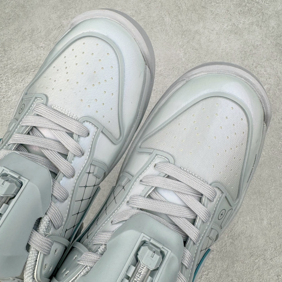 图片[8]-RTFKT Studios x NK Dunk Genesis Low\\\”OG Ghost\\\”扣篮元宇宙系列经典低帮休闲运动滑板板鞋“联名幽灵灰冰蓝”HF0438-001 虚拟数字时尚单位 RTFKT Studios 在 2021 年被 Nike 收购后，人气可谓迅速攀升，现在堪称元宇宙领域的顶流。并且与包括村上隆在内的多个艺术家联名，推出了超多联名配色，就连 Nike 创始人菲尔·奈特都亲自尝试体验。近期，RTFKT Studios 与 Nike 再次推出了全新配色鞋款，并且将在潮流集会 ComplexCon 上独家登场。第一双以浅灰色为主调，依旧保留了 RTFKT 经典的科幻属性，虽然配色简单，但却依然吸睛。当然，按照官方拆解来看，鞋舌上的鞋带扣可以进行拆卸，使鞋款更为简约。值得一提的是，中底还搭载着 Air Zoom 气垫，提供优秀的脚感表现。另一双则以黑色、紫色组成，对比上一双而言会更加酷炫，同时也更具未来感。鞋面从细节图上看，貌似是使用了类似 PVC 质感的皮革面料，质感表现不必担心。尺码：40 40.5 41 42 42.5 43 44 44.5 45-选品中心