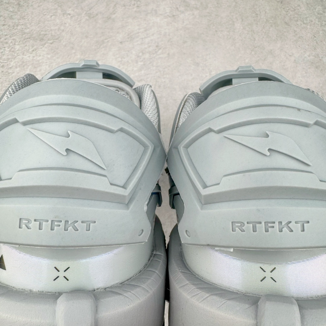 图片[14]-RTFKT Studios x NK Dunk Genesis Low\\\”OG Ghost\\\”扣篮元宇宙系列经典低帮休闲运动滑板板鞋“联名幽灵灰冰蓝”HF0438-001 虚拟数字时尚单位 RTFKT Studios 在 2021 年被 Nike 收购后，人气可谓迅速攀升，现在堪称元宇宙领域的顶流。并且与包括村上隆在内的多个艺术家联名，推出了超多联名配色，就连 Nike 创始人菲尔·奈特都亲自尝试体验。近期，RTFKT Studios 与 Nike 再次推出了全新配色鞋款，并且将在潮流集会 ComplexCon 上独家登场。第一双以浅灰色为主调，依旧保留了 RTFKT 经典的科幻属性，虽然配色简单，但却依然吸睛。当然，按照官方拆解来看，鞋舌上的鞋带扣可以进行拆卸，使鞋款更为简约。值得一提的是，中底还搭载着 Air Zoom 气垫，提供优秀的脚感表现。另一双则以黑色、紫色组成，对比上一双而言会更加酷炫，同时也更具未来感。鞋面从细节图上看，貌似是使用了类似 PVC 质感的皮革面料，质感表现不必担心。尺码：40 40.5 41 42 42.5 43 44 44.5 45-选品中心