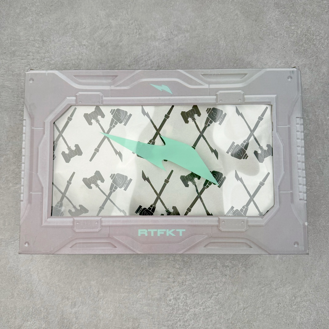 图片[20]-RTFKT Studios x NK Dunk Genesis Low\\\”OG Ghost\\\”扣篮元宇宙系列经典低帮休闲运动滑板板鞋“联名幽灵灰冰蓝”HF0438-001 虚拟数字时尚单位 RTFKT Studios 在 2021 年被 Nike 收购后，人气可谓迅速攀升，现在堪称元宇宙领域的顶流。并且与包括村上隆在内的多个艺术家联名，推出了超多联名配色，就连 Nike 创始人菲尔·奈特都亲自尝试体验。近期，RTFKT Studios 与 Nike 再次推出了全新配色鞋款，并且将在潮流集会 ComplexCon 上独家登场。第一双以浅灰色为主调，依旧保留了 RTFKT 经典的科幻属性，虽然配色简单，但却依然吸睛。当然，按照官方拆解来看，鞋舌上的鞋带扣可以进行拆卸，使鞋款更为简约。值得一提的是，中底还搭载着 Air Zoom 气垫，提供优秀的脚感表现。另一双则以黑色、紫色组成，对比上一双而言会更加酷炫，同时也更具未来感。鞋面从细节图上看，貌似是使用了类似 PVC 质感的皮革面料，质感表现不必担心。尺码：40 40.5 41 42 42.5 43 44 44.5 45-选品中心