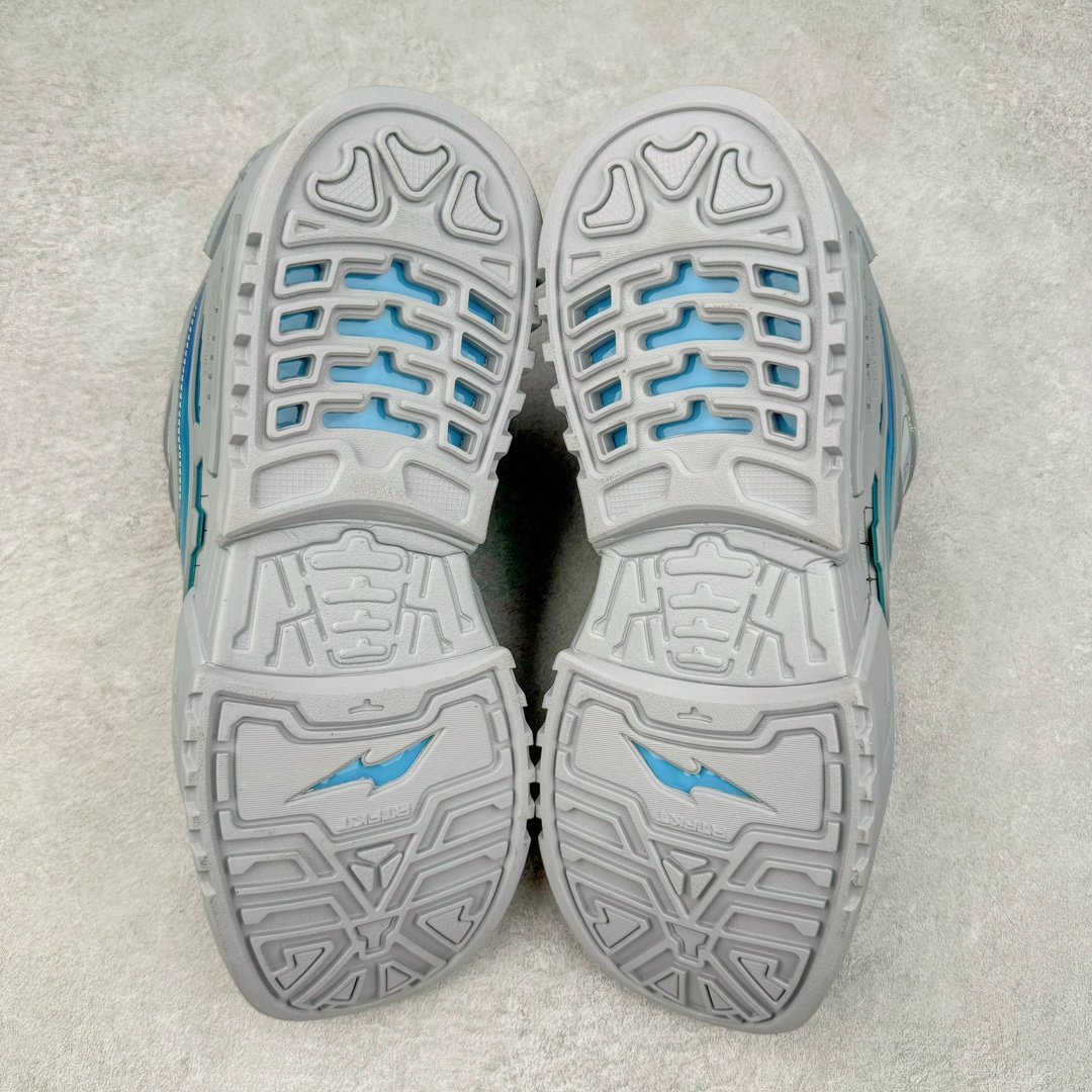 图片[7]-RTFKT Studios x NK Dunk Genesis Low\\\”OG Ghost\\\”扣篮元宇宙系列经典低帮休闲运动滑板板鞋“联名幽灵灰冰蓝”HF0438-001 虚拟数字时尚单位 RTFKT Studios 在 2021 年被 Nike 收购后，人气可谓迅速攀升，现在堪称元宇宙领域的顶流。并且与包括村上隆在内的多个艺术家联名，推出了超多联名配色，就连 Nike 创始人菲尔·奈特都亲自尝试体验。近期，RTFKT Studios 与 Nike 再次推出了全新配色鞋款，并且将在潮流集会 ComplexCon 上独家登场。第一双以浅灰色为主调，依旧保留了 RTFKT 经典的科幻属性，虽然配色简单，但却依然吸睛。当然，按照官方拆解来看，鞋舌上的鞋带扣可以进行拆卸，使鞋款更为简约。值得一提的是，中底还搭载着 Air Zoom 气垫，提供优秀的脚感表现。另一双则以黑色、紫色组成，对比上一双而言会更加酷炫，同时也更具未来感。鞋面从细节图上看，貌似是使用了类似 PVC 质感的皮革面料，质感表现不必担心。尺码：40 40.5 41 42 42.5 43 44 44.5 45-选品中心