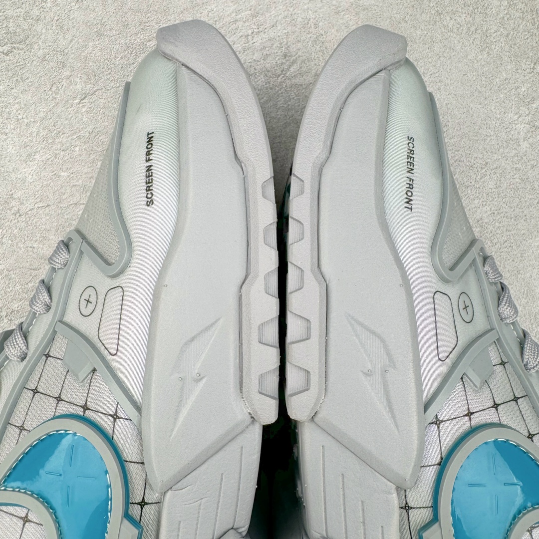 图片[12]-RTFKT Studios x NK Dunk Genesis Low\\\”OG Ghost\\\”扣篮元宇宙系列经典低帮休闲运动滑板板鞋“联名幽灵灰冰蓝”HF0438-001 虚拟数字时尚单位 RTFKT Studios 在 2021 年被 Nike 收购后，人气可谓迅速攀升，现在堪称元宇宙领域的顶流。并且与包括村上隆在内的多个艺术家联名，推出了超多联名配色，就连 Nike 创始人菲尔·奈特都亲自尝试体验。近期，RTFKT Studios 与 Nike 再次推出了全新配色鞋款，并且将在潮流集会 ComplexCon 上独家登场。第一双以浅灰色为主调，依旧保留了 RTFKT 经典的科幻属性，虽然配色简单，但却依然吸睛。当然，按照官方拆解来看，鞋舌上的鞋带扣可以进行拆卸，使鞋款更为简约。值得一提的是，中底还搭载着 Air Zoom 气垫，提供优秀的脚感表现。另一双则以黑色、紫色组成，对比上一双而言会更加酷炫，同时也更具未来感。鞋面从细节图上看，貌似是使用了类似 PVC 质感的皮革面料，质感表现不必担心。尺码：40 40.5 41 42 42.5 43 44 44.5 45-选品中心