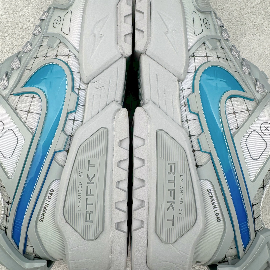 图片[10]-RTFKT Studios x NK Dunk Genesis Low\\\”OG Ghost\\\”扣篮元宇宙系列经典低帮休闲运动滑板板鞋“联名幽灵灰冰蓝”HF0438-001 虚拟数字时尚单位 RTFKT Studios 在 2021 年被 Nike 收购后，人气可谓迅速攀升，现在堪称元宇宙领域的顶流。并且与包括村上隆在内的多个艺术家联名，推出了超多联名配色，就连 Nike 创始人菲尔·奈特都亲自尝试体验。近期，RTFKT Studios 与 Nike 再次推出了全新配色鞋款，并且将在潮流集会 ComplexCon 上独家登场。第一双以浅灰色为主调，依旧保留了 RTFKT 经典的科幻属性，虽然配色简单，但却依然吸睛。当然，按照官方拆解来看，鞋舌上的鞋带扣可以进行拆卸，使鞋款更为简约。值得一提的是，中底还搭载着 Air Zoom 气垫，提供优秀的脚感表现。另一双则以黑色、紫色组成，对比上一双而言会更加酷炫，同时也更具未来感。鞋面从细节图上看，貌似是使用了类似 PVC 质感的皮革面料，质感表现不必担心。尺码：40 40.5 41 42 42.5 43 44 44.5 45-选品中心
