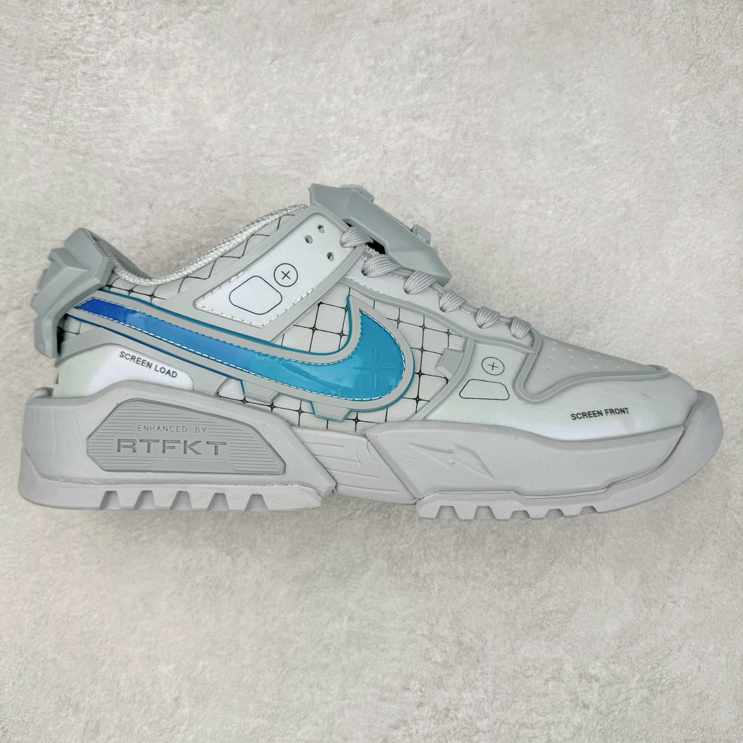 RTFKT Studios x NK Dunk Genesis Low\\\”OG Ghost\\\”扣篮元宇宙系列经典低帮休闲运动滑板板鞋“联名幽灵灰冰蓝”HF0438-001 虚拟数字时尚单位 RTFKT Studios 在 2021 年被 Nike 收购后，人气可谓迅速攀升，现在堪称元宇宙领域的顶流。并且与包括村上隆在内的多个艺术家联名，推出了超多联名配色，就连 Nike 创始人菲尔·奈特都亲自尝试体验。近期，RTFKT Studios 与 Nike 再次推出了全新配色鞋款，并且将在潮流集会 ComplexCon 上独家登场。第一双以浅灰色为主调，依旧保留了 RTFKT 经典的科幻属性，虽然配色简单，但却依然吸睛。当然，按照官方拆解来看，鞋舌上的鞋带扣可以进行拆卸，使鞋款更为简约。值得一提的是，中底还搭载着 Air Zoom 气垫，提供优秀的脚感表现。另一双则以黑色、紫色组成，对比上一双而言会更加酷炫，同时也更具未来感。鞋面从细节图上看，貌似是使用了类似 PVC 质感的皮革面料，质感表现不必担心。尺码：40 40.5 41 42 42.5 43 44 44.5 45-选品中心
