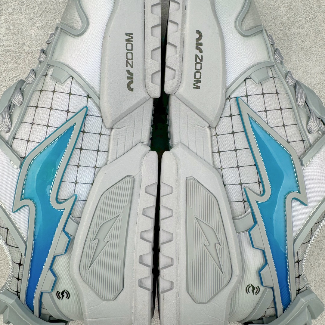 图片[11]-RTFKT Studios x NK Dunk Genesis Low\\\”OG Ghost\\\”扣篮元宇宙系列经典低帮休闲运动滑板板鞋“联名幽灵灰冰蓝”HF0438-001 虚拟数字时尚单位 RTFKT Studios 在 2021 年被 Nike 收购后，人气可谓迅速攀升，现在堪称元宇宙领域的顶流。并且与包括村上隆在内的多个艺术家联名，推出了超多联名配色，就连 Nike 创始人菲尔·奈特都亲自尝试体验。近期，RTFKT Studios 与 Nike 再次推出了全新配色鞋款，并且将在潮流集会 ComplexCon 上独家登场。第一双以浅灰色为主调，依旧保留了 RTFKT 经典的科幻属性，虽然配色简单，但却依然吸睛。当然，按照官方拆解来看，鞋舌上的鞋带扣可以进行拆卸，使鞋款更为简约。值得一提的是，中底还搭载着 Air Zoom 气垫，提供优秀的脚感表现。另一双则以黑色、紫色组成，对比上一双而言会更加酷炫，同时也更具未来感。鞋面从细节图上看，貌似是使用了类似 PVC 质感的皮革面料，质感表现不必担心。尺码：40 40.5 41 42 42.5 43 44 44.5 45-选品中心