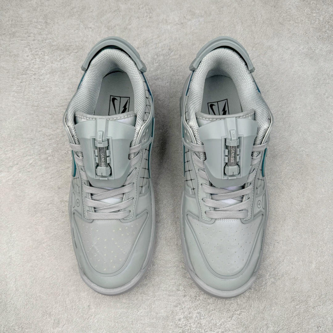 图片[2]-RTFKT Studios x NK Dunk Genesis Low\\\”OG Ghost\\\”扣篮元宇宙系列经典低帮休闲运动滑板板鞋“联名幽灵灰冰蓝”HF0438-001 虚拟数字时尚单位 RTFKT Studios 在 2021 年被 Nike 收购后，人气可谓迅速攀升，现在堪称元宇宙领域的顶流。并且与包括村上隆在内的多个艺术家联名，推出了超多联名配色，就连 Nike 创始人菲尔·奈特都亲自尝试体验。近期，RTFKT Studios 与 Nike 再次推出了全新配色鞋款，并且将在潮流集会 ComplexCon 上独家登场。第一双以浅灰色为主调，依旧保留了 RTFKT 经典的科幻属性，虽然配色简单，但却依然吸睛。当然，按照官方拆解来看，鞋舌上的鞋带扣可以进行拆卸，使鞋款更为简约。值得一提的是，中底还搭载着 Air Zoom 气垫，提供优秀的脚感表现。另一双则以黑色、紫色组成，对比上一双而言会更加酷炫，同时也更具未来感。鞋面从细节图上看，貌似是使用了类似 PVC 质感的皮革面料，质感表现不必担心。尺码：40 40.5 41 42 42.5 43 44 44.5 45-选品中心