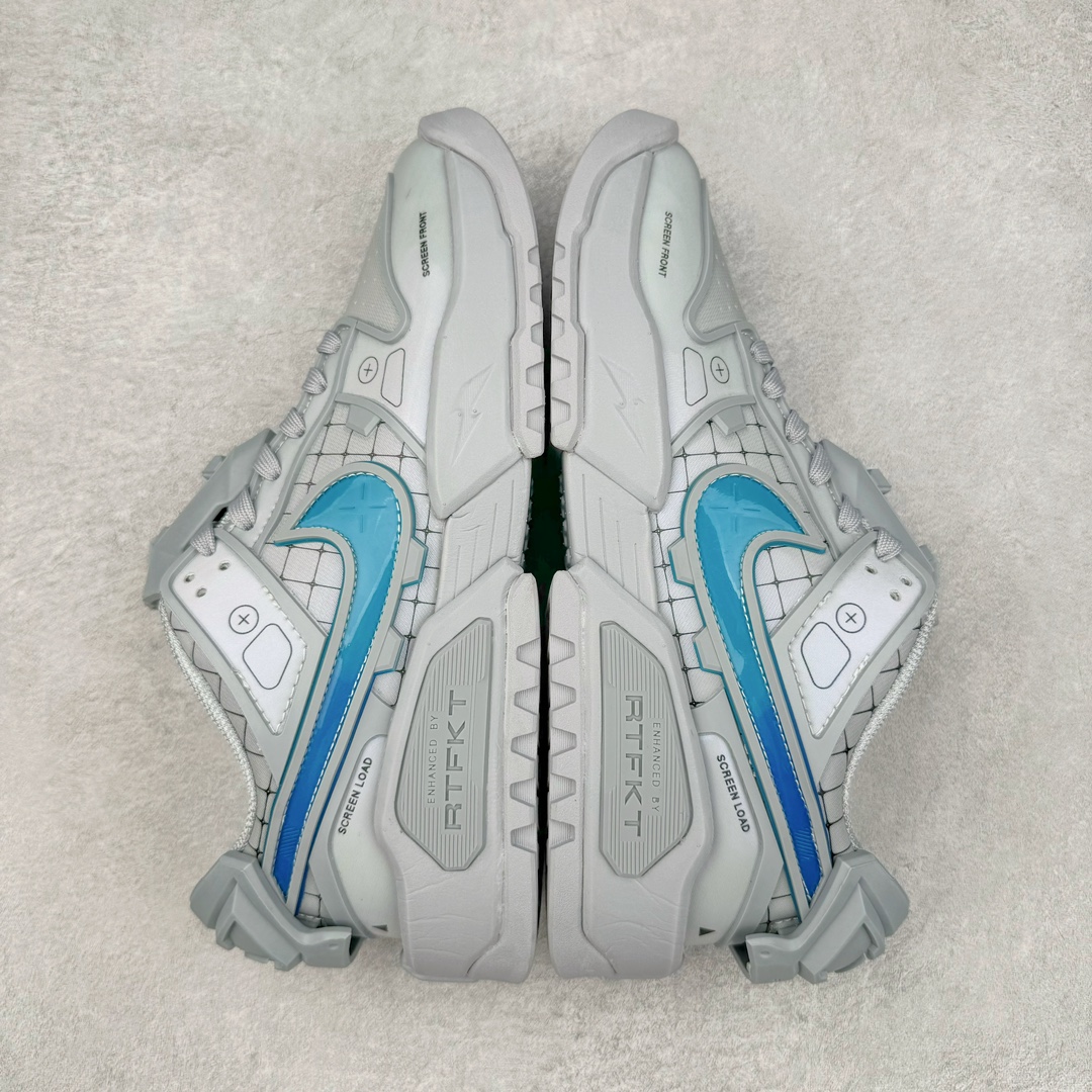 图片[4]-RTFKT Studios x NK Dunk Genesis Low\\\”OG Ghost\\\”扣篮元宇宙系列经典低帮休闲运动滑板板鞋“联名幽灵灰冰蓝”HF0438-001 虚拟数字时尚单位 RTFKT Studios 在 2021 年被 Nike 收购后，人气可谓迅速攀升，现在堪称元宇宙领域的顶流。并且与包括村上隆在内的多个艺术家联名，推出了超多联名配色，就连 Nike 创始人菲尔·奈特都亲自尝试体验。近期，RTFKT Studios 与 Nike 再次推出了全新配色鞋款，并且将在潮流集会 ComplexCon 上独家登场。第一双以浅灰色为主调，依旧保留了 RTFKT 经典的科幻属性，虽然配色简单，但却依然吸睛。当然，按照官方拆解来看，鞋舌上的鞋带扣可以进行拆卸，使鞋款更为简约。值得一提的是，中底还搭载着 Air Zoom 气垫，提供优秀的脚感表现。另一双则以黑色、紫色组成，对比上一双而言会更加酷炫，同时也更具未来感。鞋面从细节图上看，貌似是使用了类似 PVC 质感的皮革面料，质感表现不必担心。尺码：40 40.5 41 42 42.5 43 44 44.5 45-选品中心