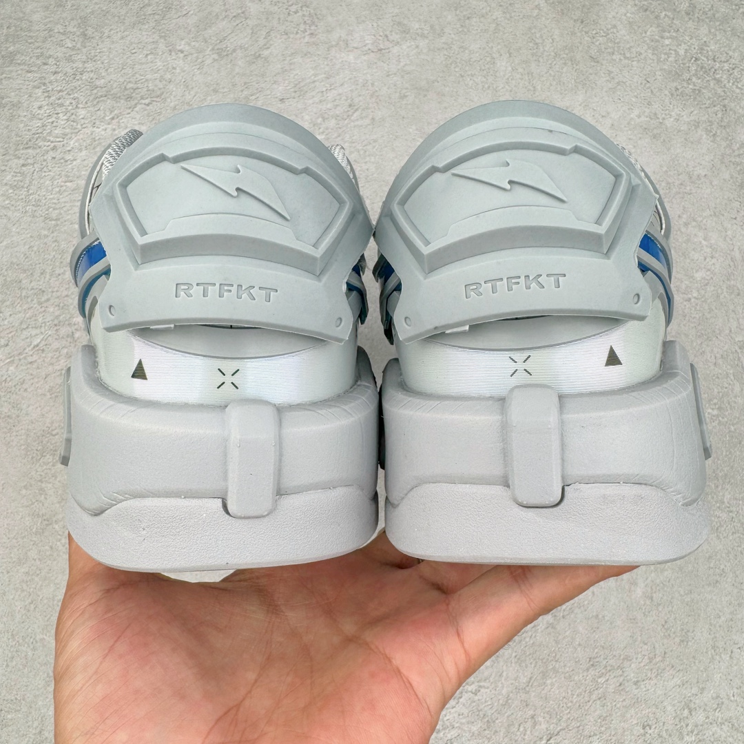 图片[6]-RTFKT Studios x NK Dunk Genesis Low\\\”OG Ghost\\\”扣篮元宇宙系列经典低帮休闲运动滑板板鞋“联名幽灵灰冰蓝”HF0438-001 虚拟数字时尚单位 RTFKT Studios 在 2021 年被 Nike 收购后，人气可谓迅速攀升，现在堪称元宇宙领域的顶流。并且与包括村上隆在内的多个艺术家联名，推出了超多联名配色，就连 Nike 创始人菲尔·奈特都亲自尝试体验。近期，RTFKT Studios 与 Nike 再次推出了全新配色鞋款，并且将在潮流集会 ComplexCon 上独家登场。第一双以浅灰色为主调，依旧保留了 RTFKT 经典的科幻属性，虽然配色简单，但却依然吸睛。当然，按照官方拆解来看，鞋舌上的鞋带扣可以进行拆卸，使鞋款更为简约。值得一提的是，中底还搭载着 Air Zoom 气垫，提供优秀的脚感表现。另一双则以黑色、紫色组成，对比上一双而言会更加酷炫，同时也更具未来感。鞋面从细节图上看，貌似是使用了类似 PVC 质感的皮革面料，质感表现不必担心。尺码：40 40.5 41 42 42.5 43 44 44.5 45-选品中心