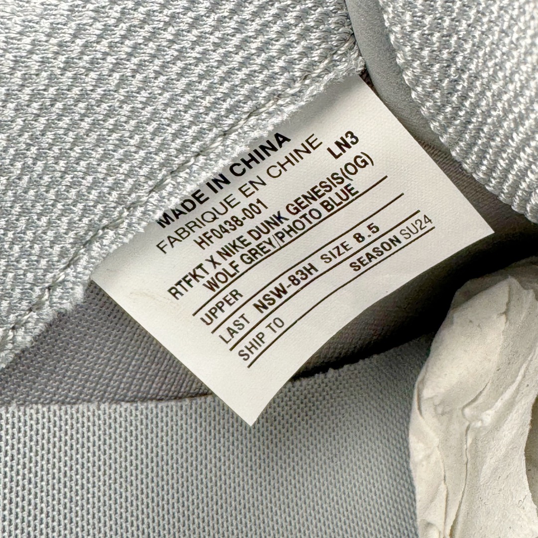 图片[16]-RTFKT Studios x NK Dunk Genesis Low\\\”OG Ghost\\\”扣篮元宇宙系列经典低帮休闲运动滑板板鞋“联名幽灵灰冰蓝”HF0438-001 虚拟数字时尚单位 RTFKT Studios 在 2021 年被 Nike 收购后，人气可谓迅速攀升，现在堪称元宇宙领域的顶流。并且与包括村上隆在内的多个艺术家联名，推出了超多联名配色，就连 Nike 创始人菲尔·奈特都亲自尝试体验。近期，RTFKT Studios 与 Nike 再次推出了全新配色鞋款，并且将在潮流集会 ComplexCon 上独家登场。第一双以浅灰色为主调，依旧保留了 RTFKT 经典的科幻属性，虽然配色简单，但却依然吸睛。当然，按照官方拆解来看，鞋舌上的鞋带扣可以进行拆卸，使鞋款更为简约。值得一提的是，中底还搭载着 Air Zoom 气垫，提供优秀的脚感表现。另一双则以黑色、紫色组成，对比上一双而言会更加酷炫，同时也更具未来感。鞋面从细节图上看，貌似是使用了类似 PVC 质感的皮革面料，质感表现不必担心。尺码：40 40.5 41 42 42.5 43 44 44.5 45-选品中心